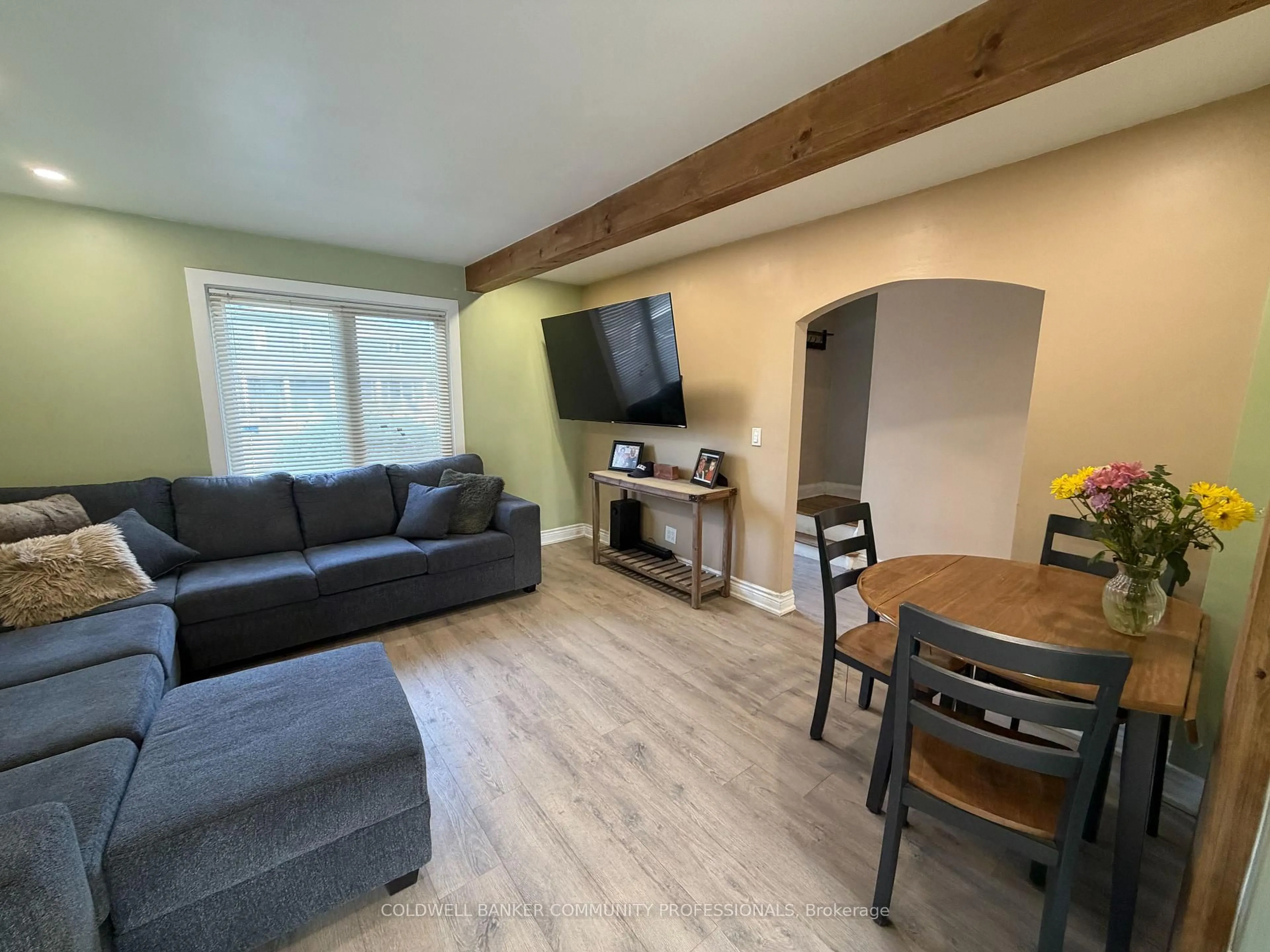 Living room with furniture, wood/laminate floor for 94 Howard Ave, Hamilton Ontario L9A 2W5