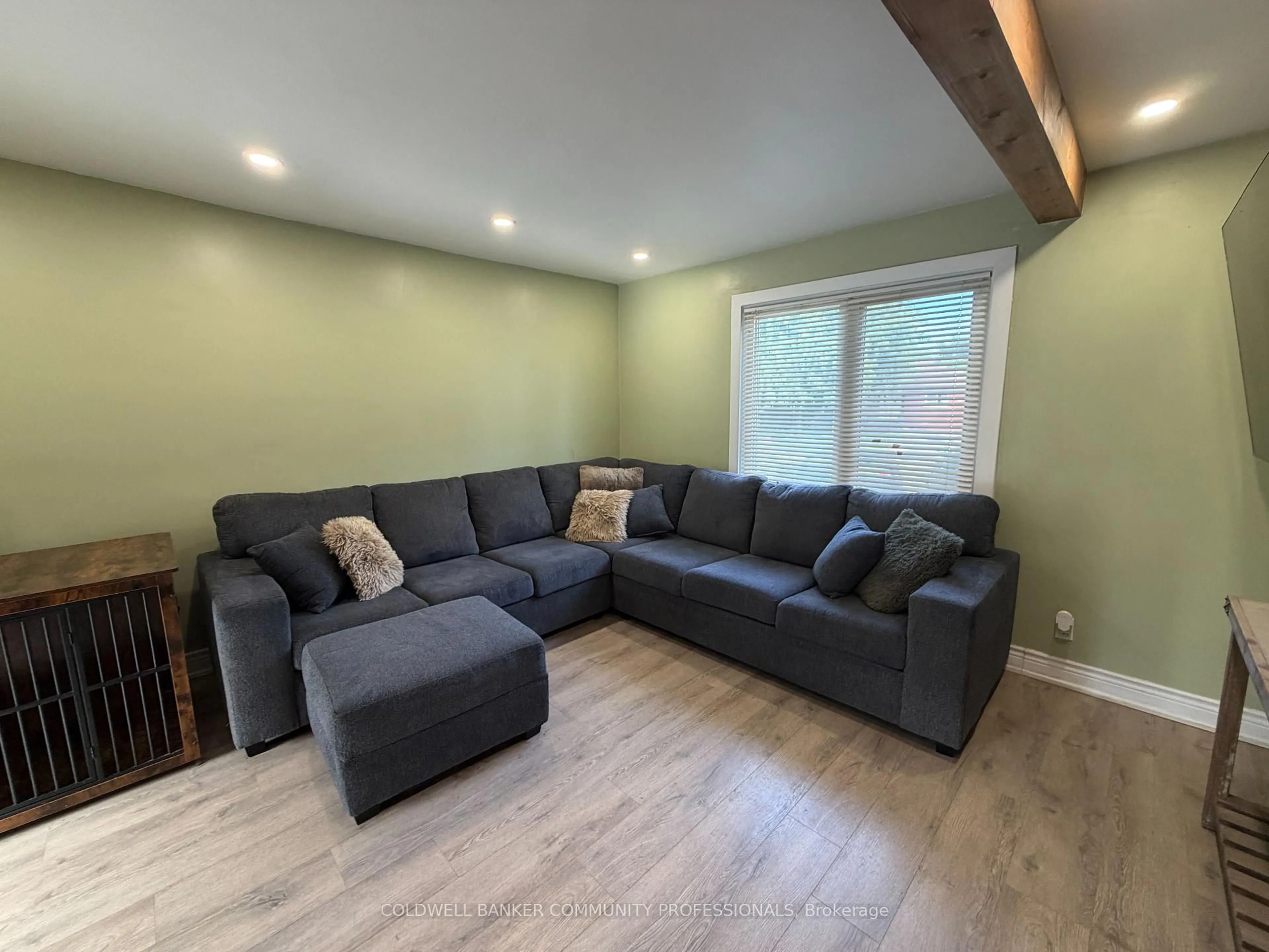 Living room with furniture, wood/laminate floor for 94 Howard Ave, Hamilton Ontario L9A 2W5