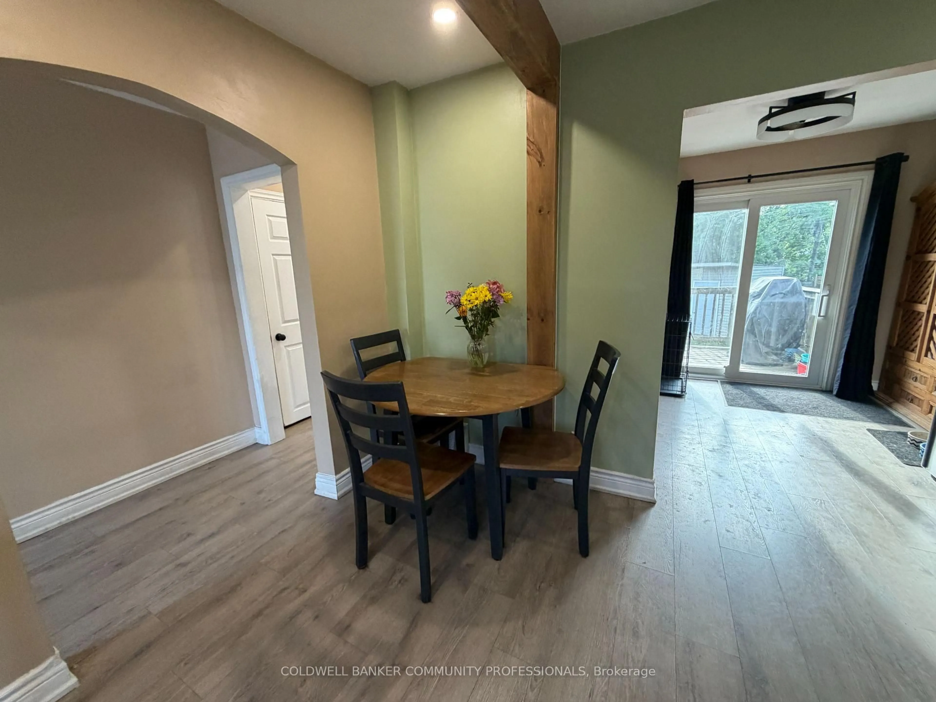 Dining room, wood/laminate floor for 94 Howard Ave, Hamilton Ontario L9A 2W5