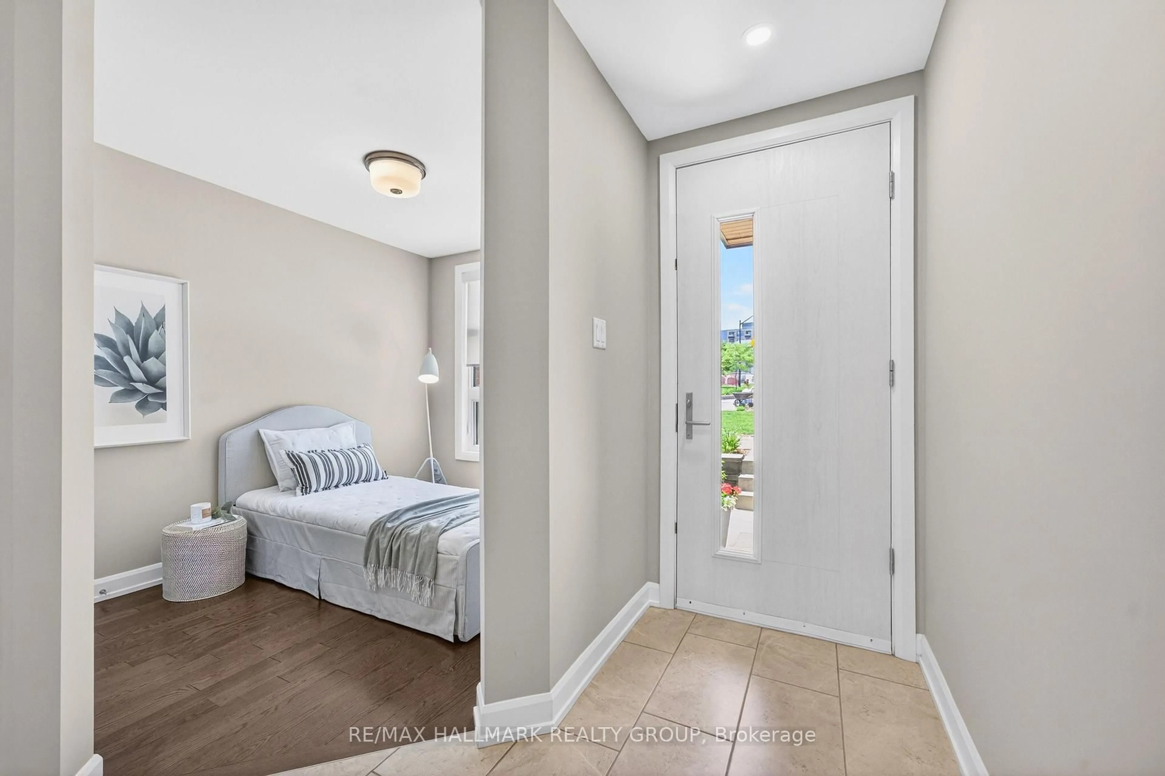 Indoor entryway for 95 Oblats Ave, Ottawa Ontario K1S 5W1