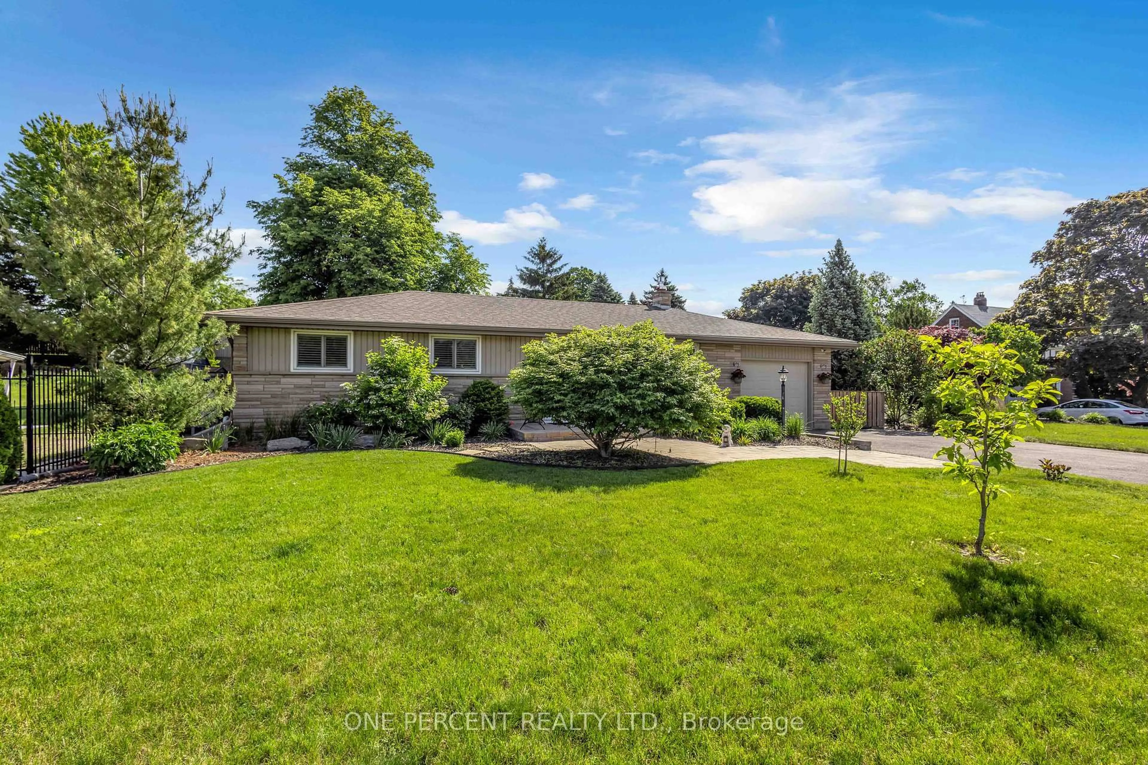 A pic from outside/outdoor area/front of a property/back of a property/a pic from drone, water/lake/river/ocean view for 337 Terrace Hill St, Brantford Ontario N3R 1H6