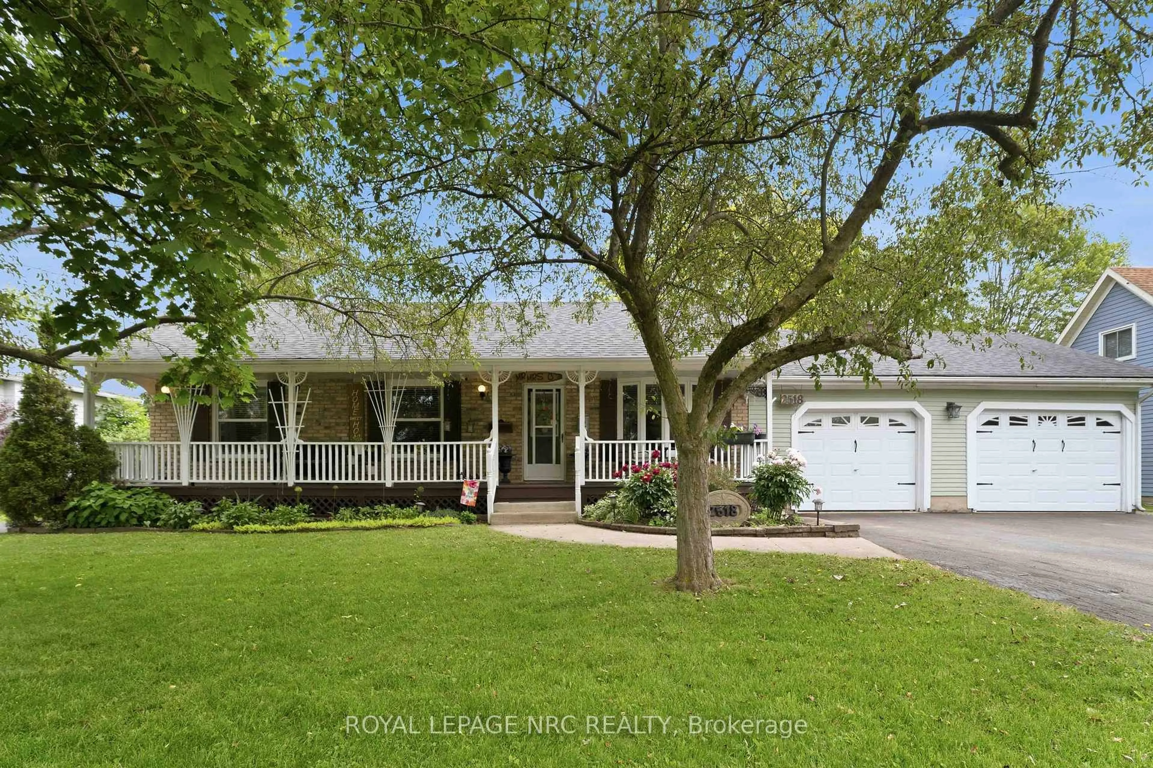 Home with vinyl exterior material, street for 2518 CORAL Ave, Fort Erie Ontario L0S 1S0