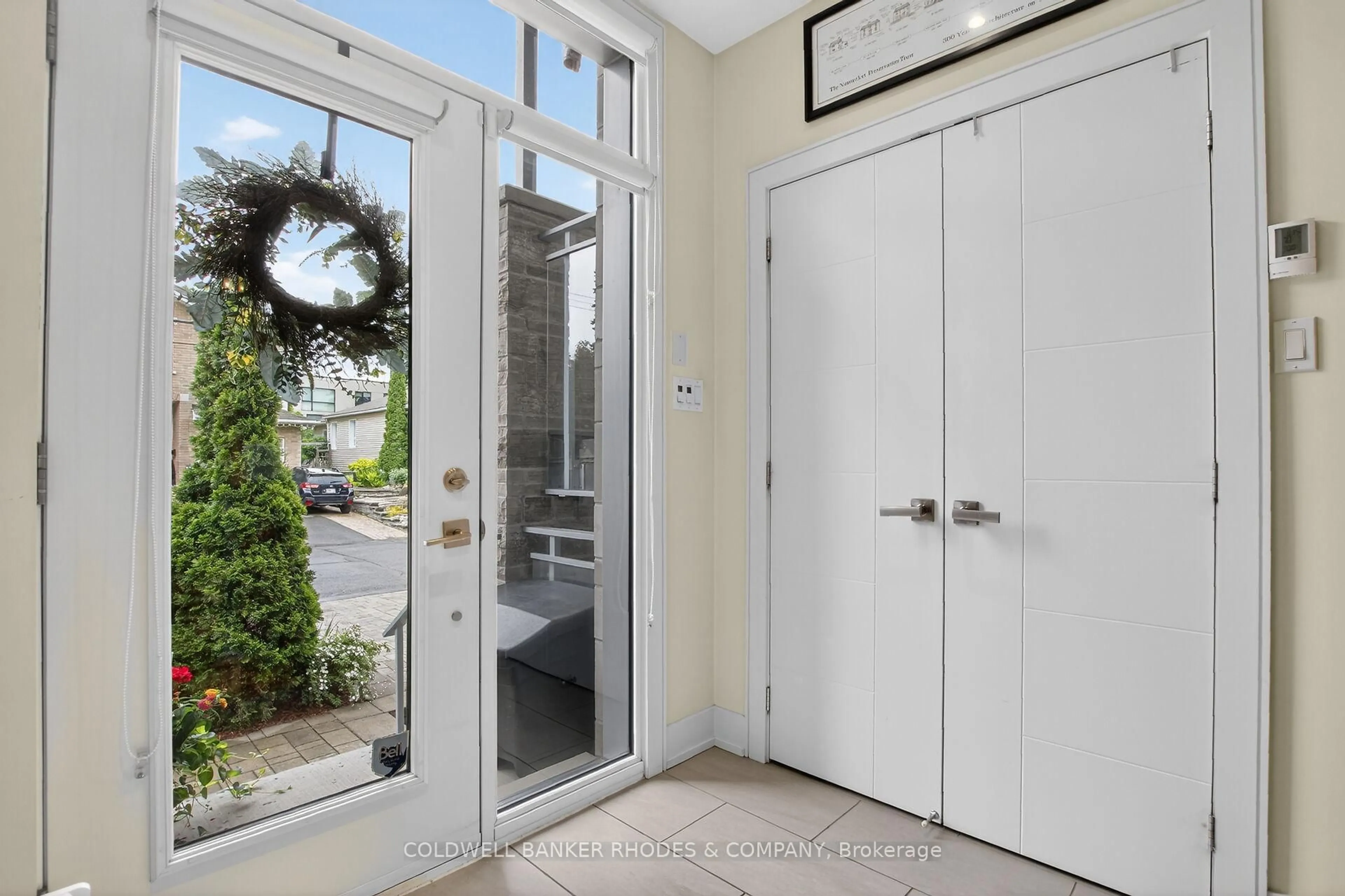 Indoor entryway for 368A Berkley Ave, Ottawa Ontario K2A 2G7