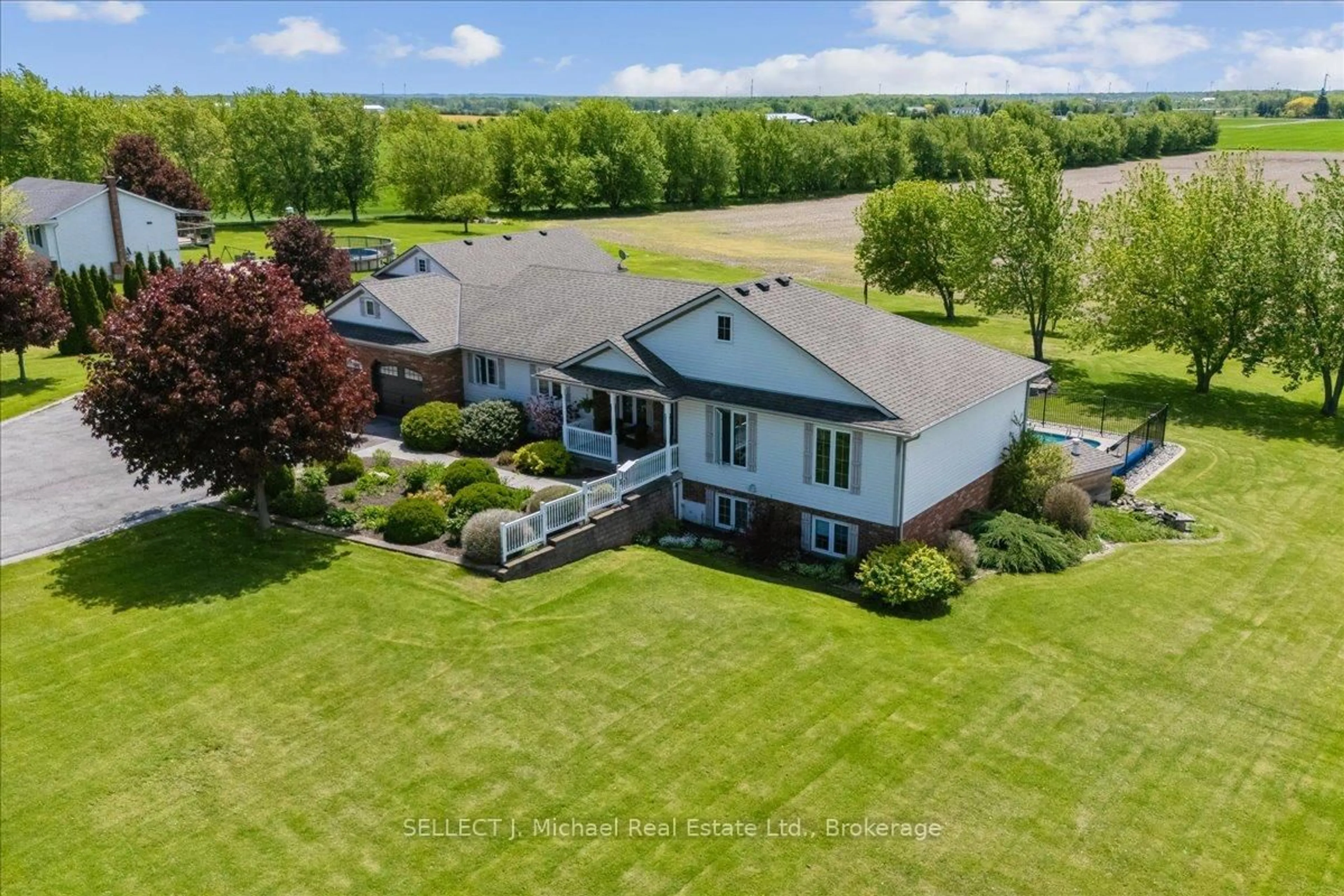 A pic from outside/outdoor area/front of a property/back of a property/a pic from drone, water/lake/river/ocean view for 5410 Philp Rd, Lincoln Ontario L0R 1B2