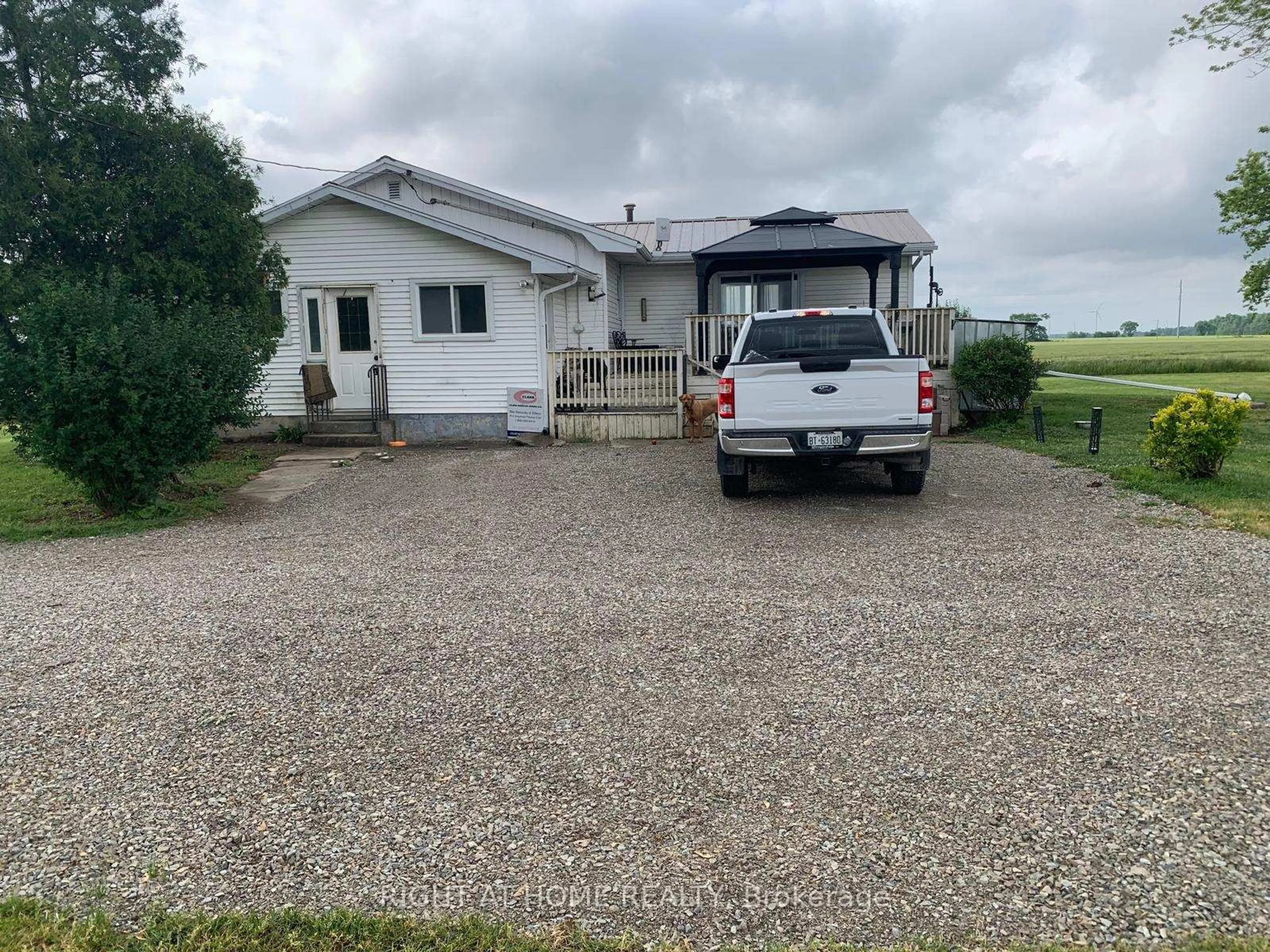 A pic from outside/outdoor area/front of a property/back of a property/a pic from drone, unknown for 1065 Cheapside Rd, Haldimand Ontario N0A 1J0