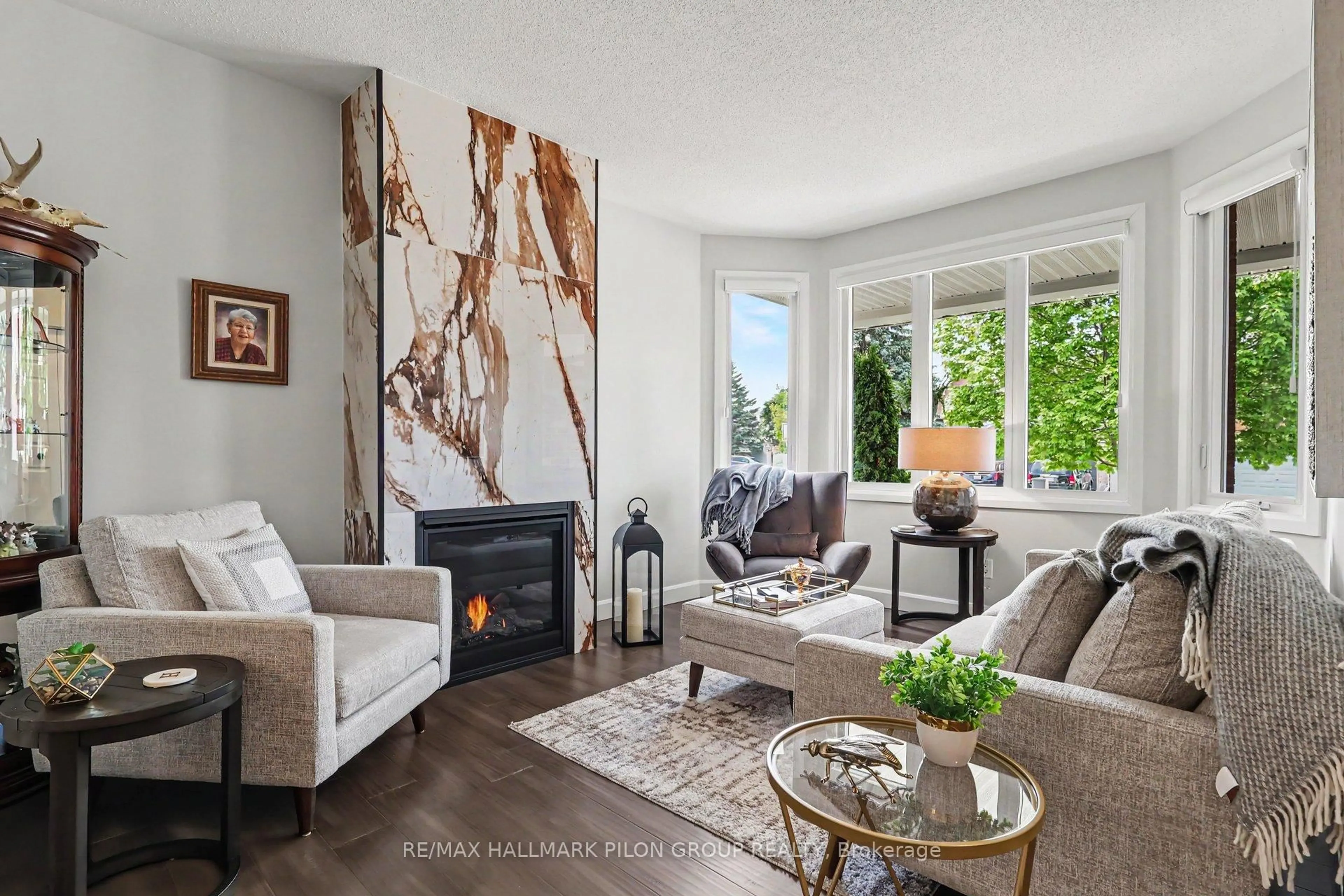 Living room with furniture, unknown for 1800 Mccallum Dr, Ottawa Ontario K4A 3T2