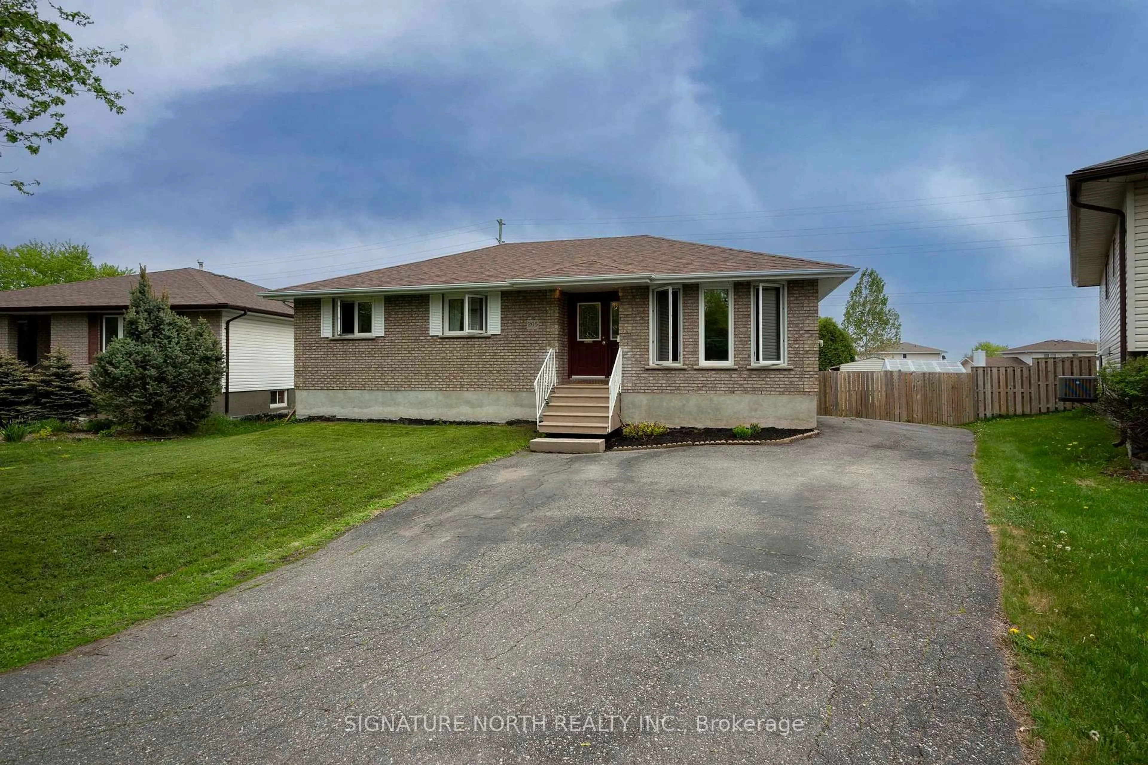A pic from outside/outdoor area/front of a property/back of a property/a pic from drone, street for 205 Linden Crt, Thunder Bay Ontario P7B 6R6