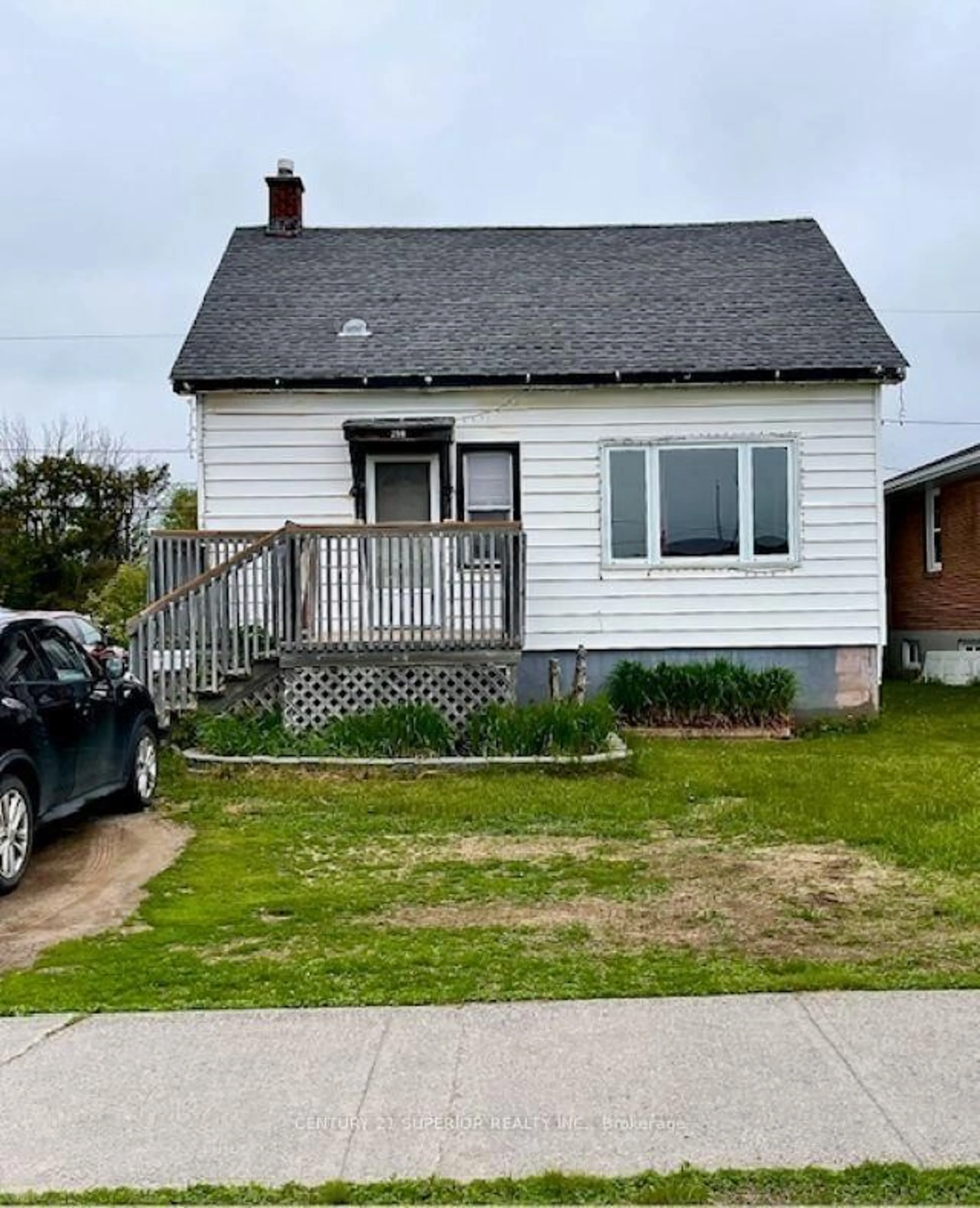 A pic from outside/outdoor area/front of a property/back of a property/a pic from drone, street for 258 Algonquin Ave, Thunder Bay Ontario P7B 4T6