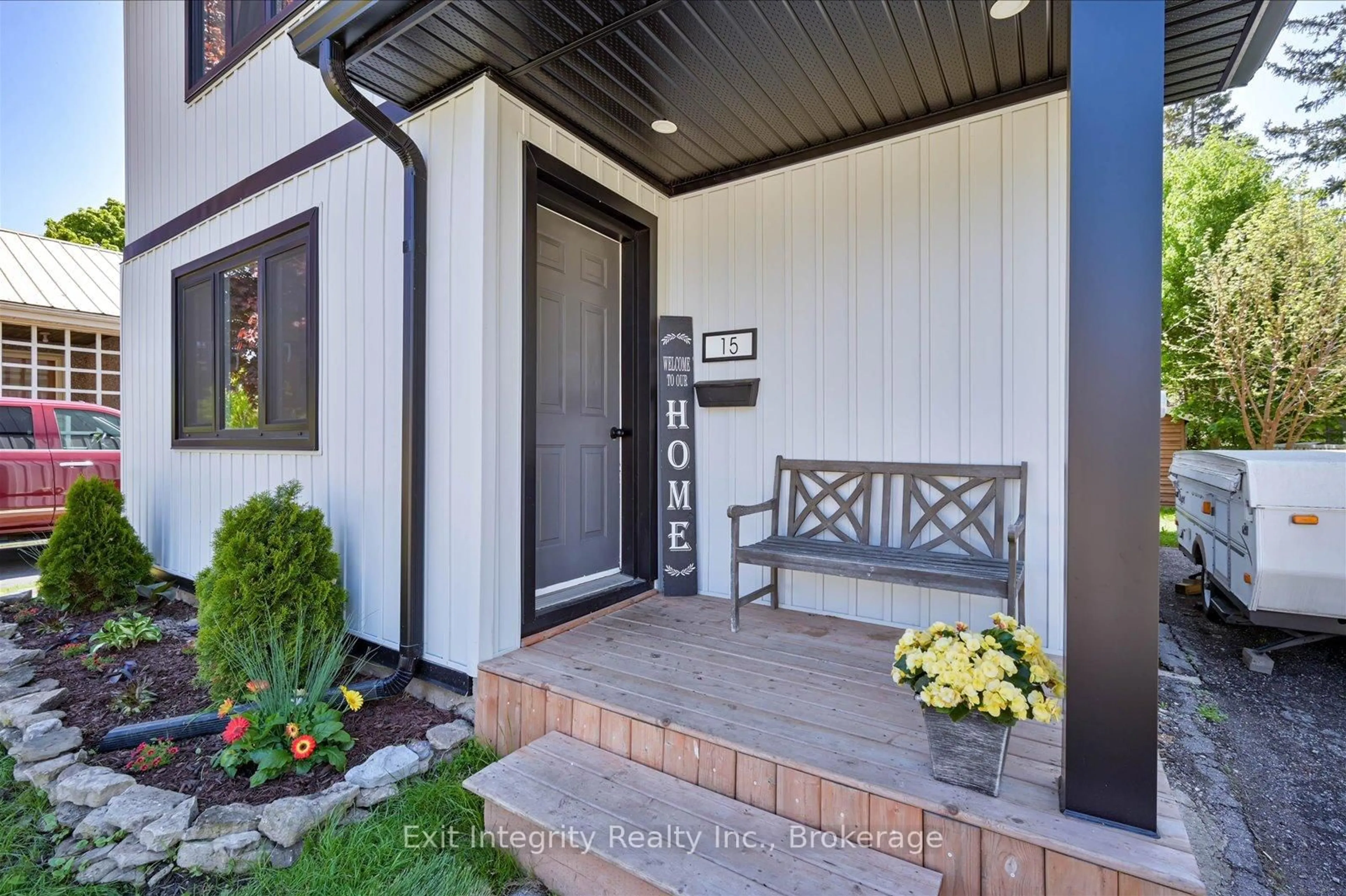 Indoor entryway for 15 Manchester St, Cambridge Ontario N1R 1R5