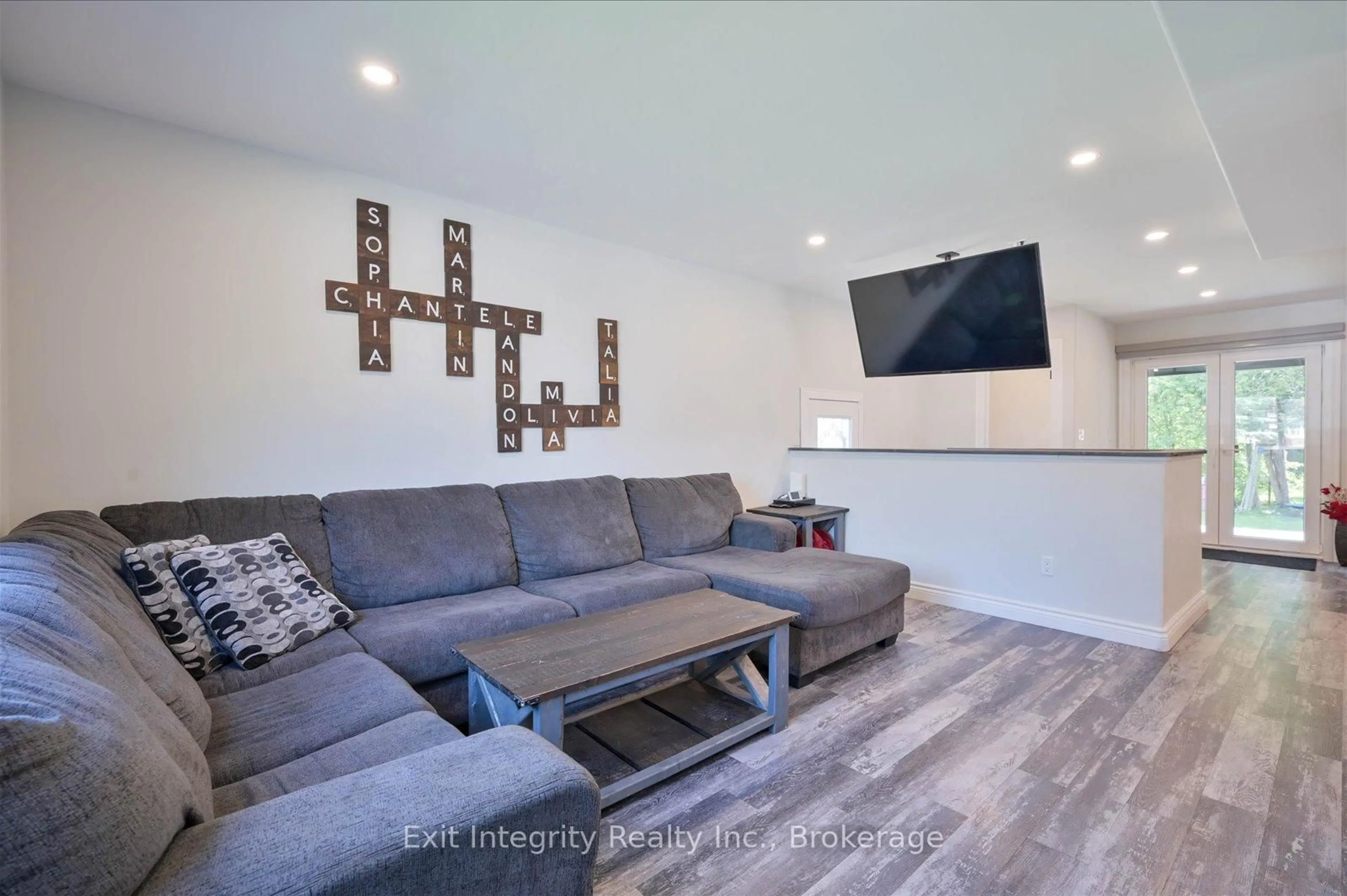 Living room with furniture, unknown for 15 Manchester St, Cambridge Ontario N1R 1R5