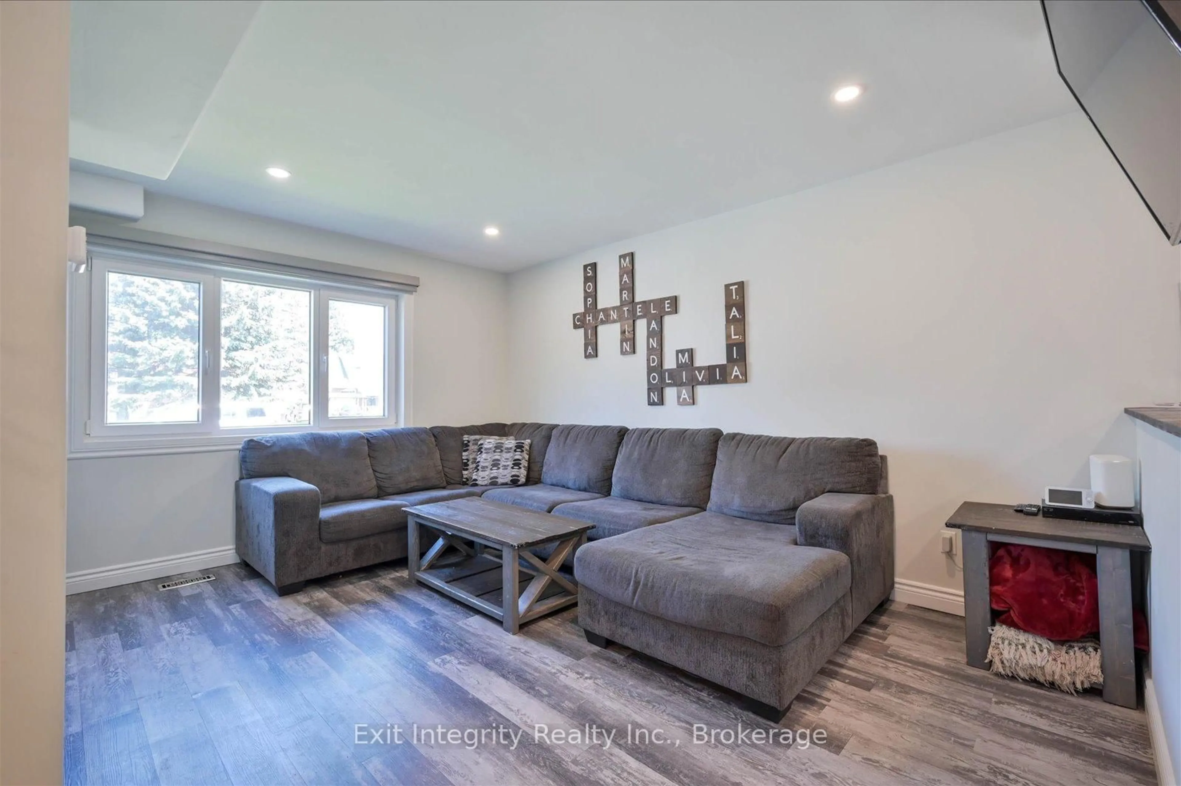 Living room with furniture, wood/laminate floor for 15 Manchester St, Cambridge Ontario N1R 1R5