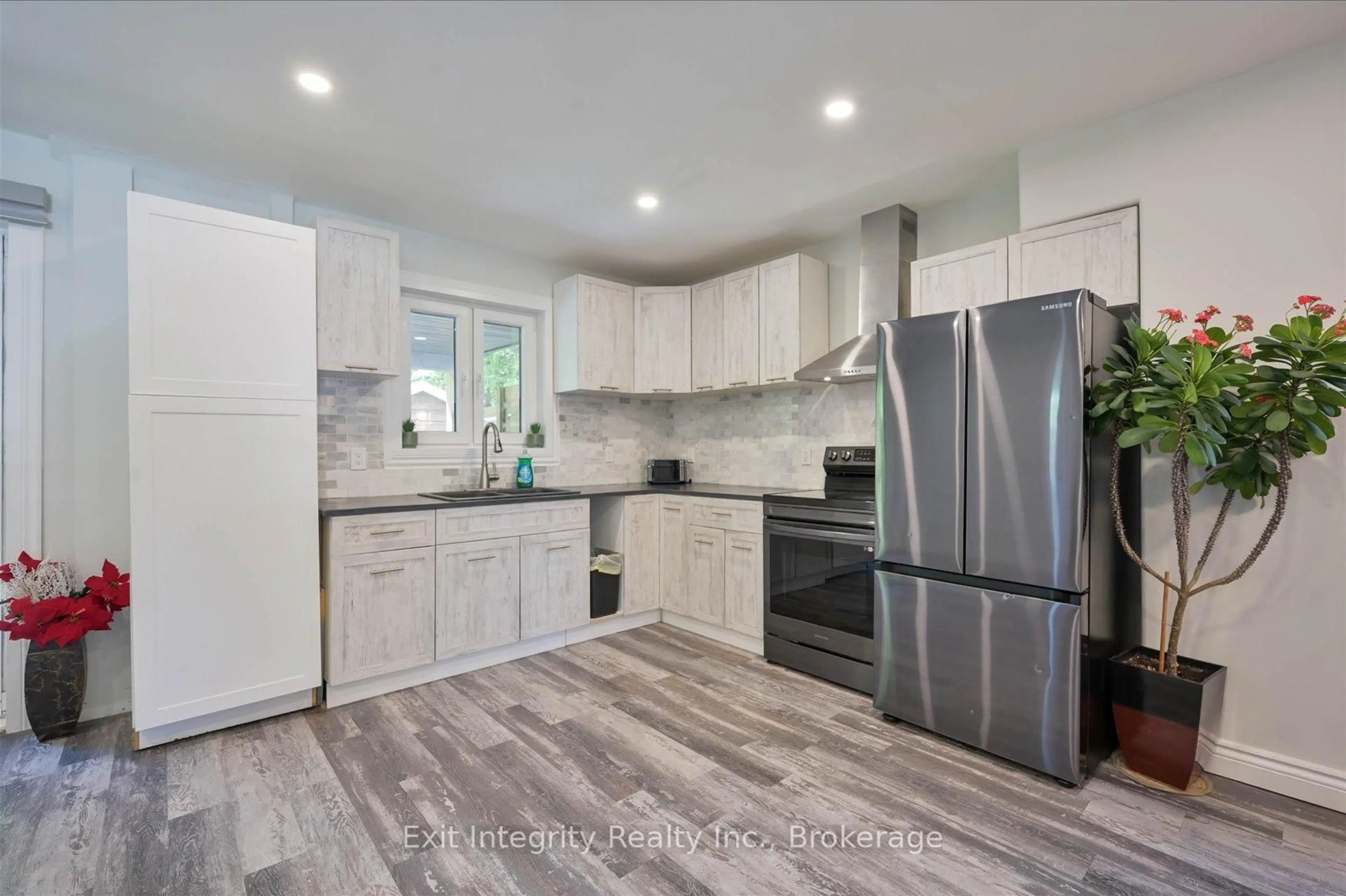 Open concept kitchen, unknown for 15 Manchester St, Cambridge Ontario N1R 1R5