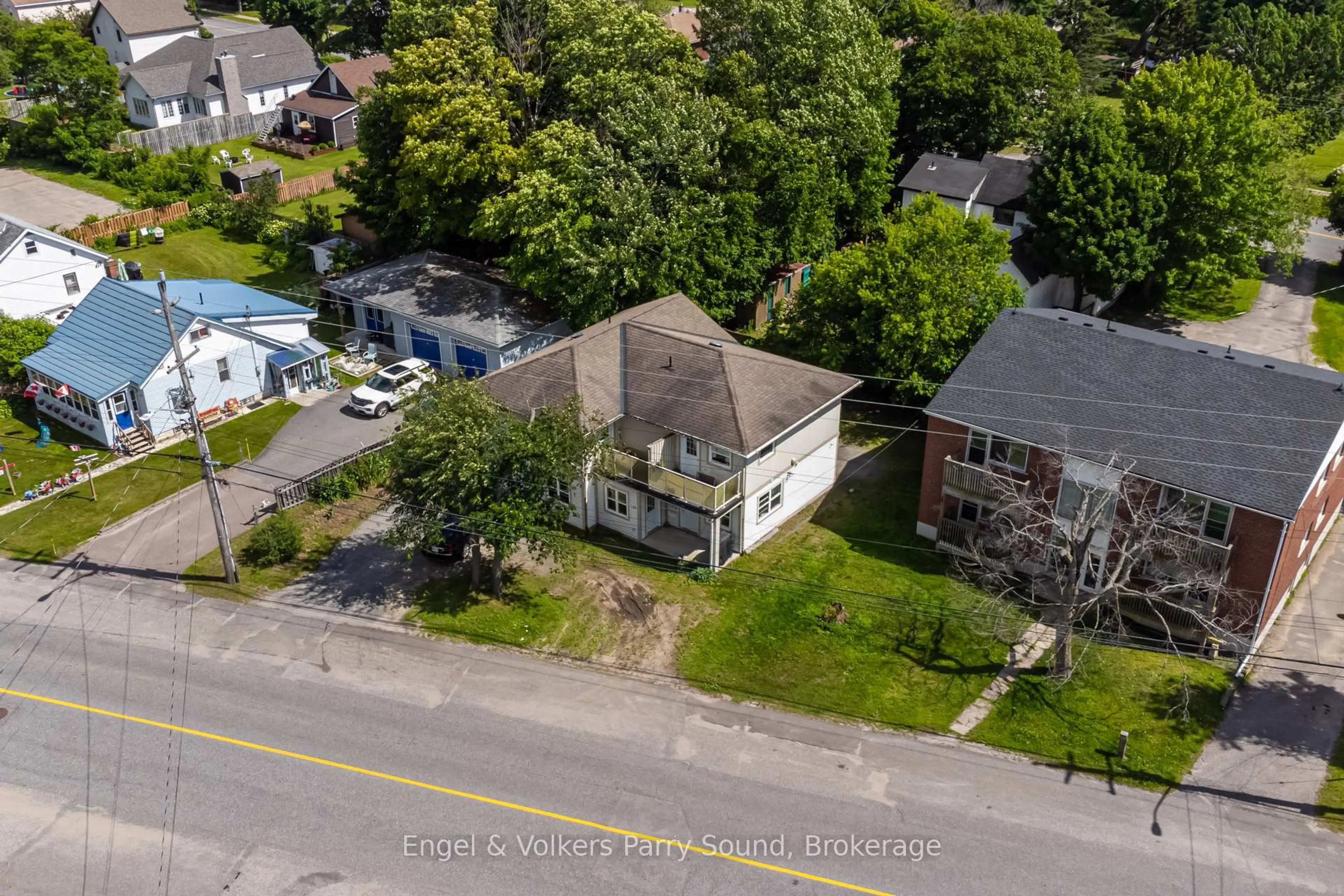 A pic from outside/outdoor area/front of a property/back of a property/a pic from drone, street for 128 ISABELLA St, Parry Sound Ontario P2A 1N1