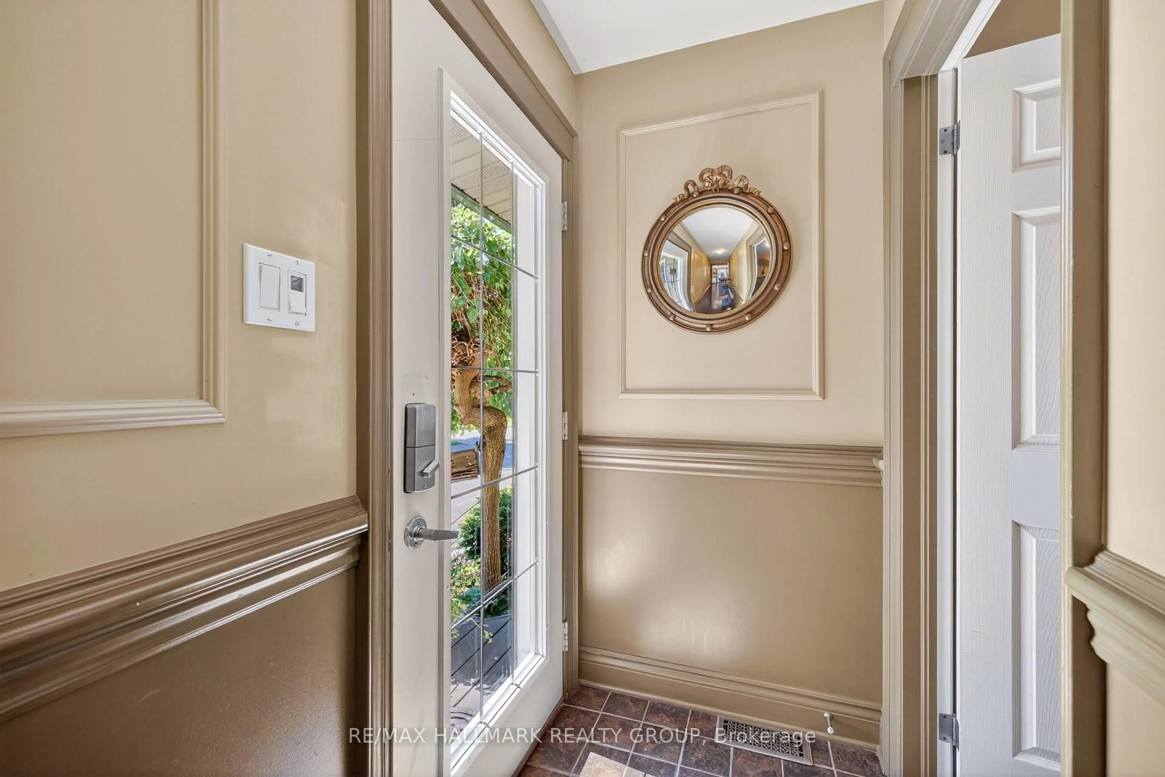 Indoor entryway for 2128 Benjamin Ave, Ottawa Ontario K2A 1P4