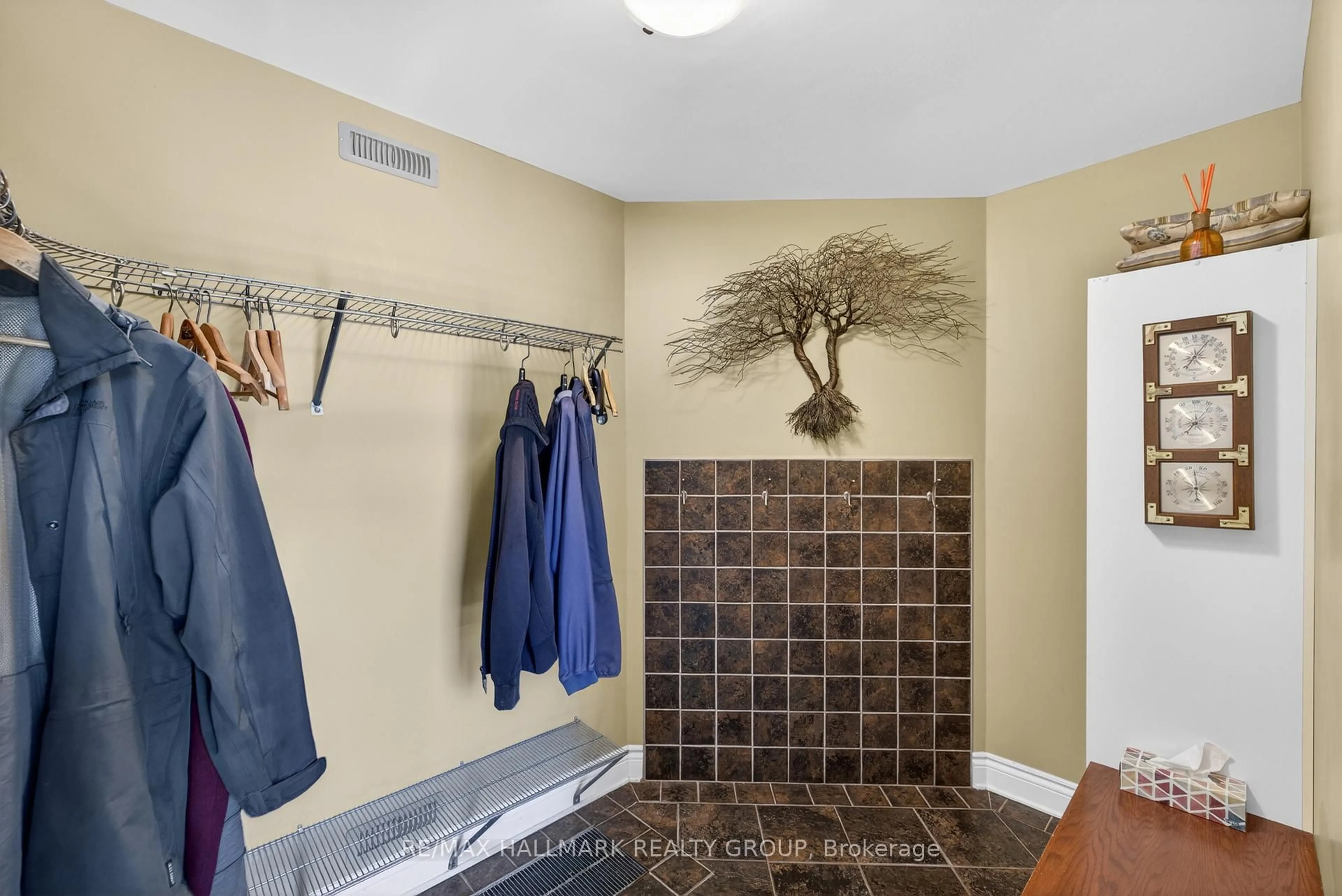 Indoor entryway for 2128 Benjamin Ave, Ottawa Ontario K2A 1P4