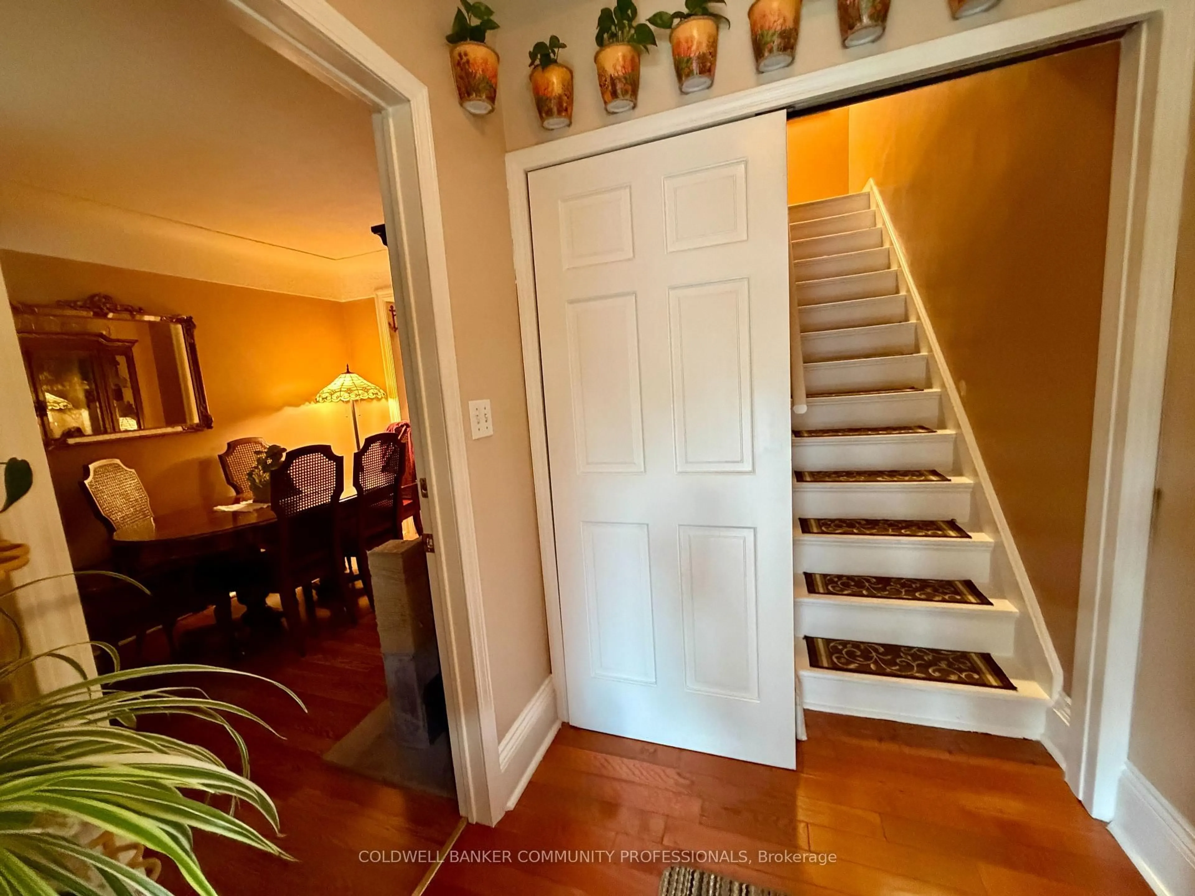 Indoor entryway for 92 Case St, Hamilton Ontario L8L 3G9