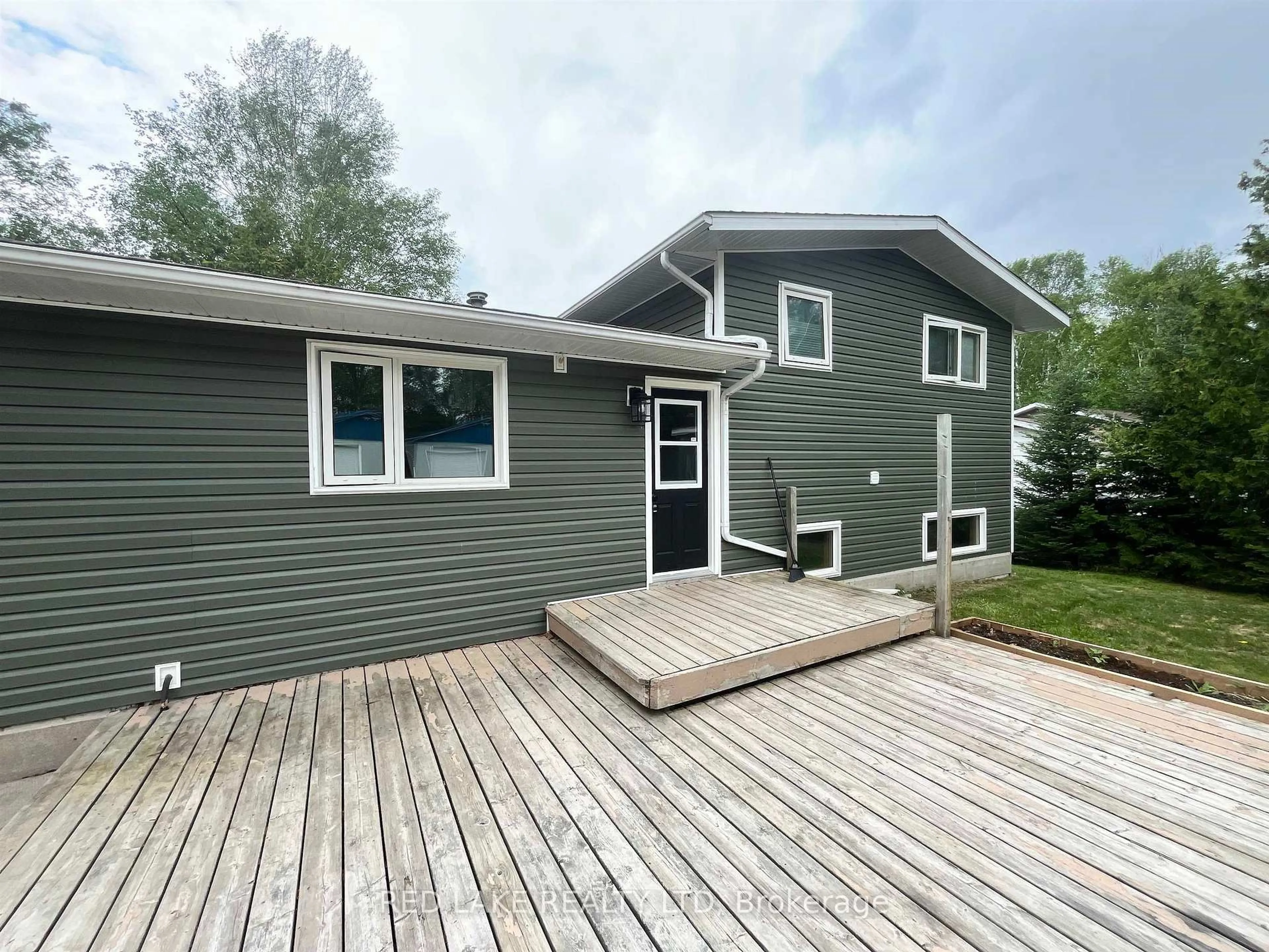 Home with vinyl exterior material, unknown for 8 John Street, Ear Falls Ontario P0V 1T0