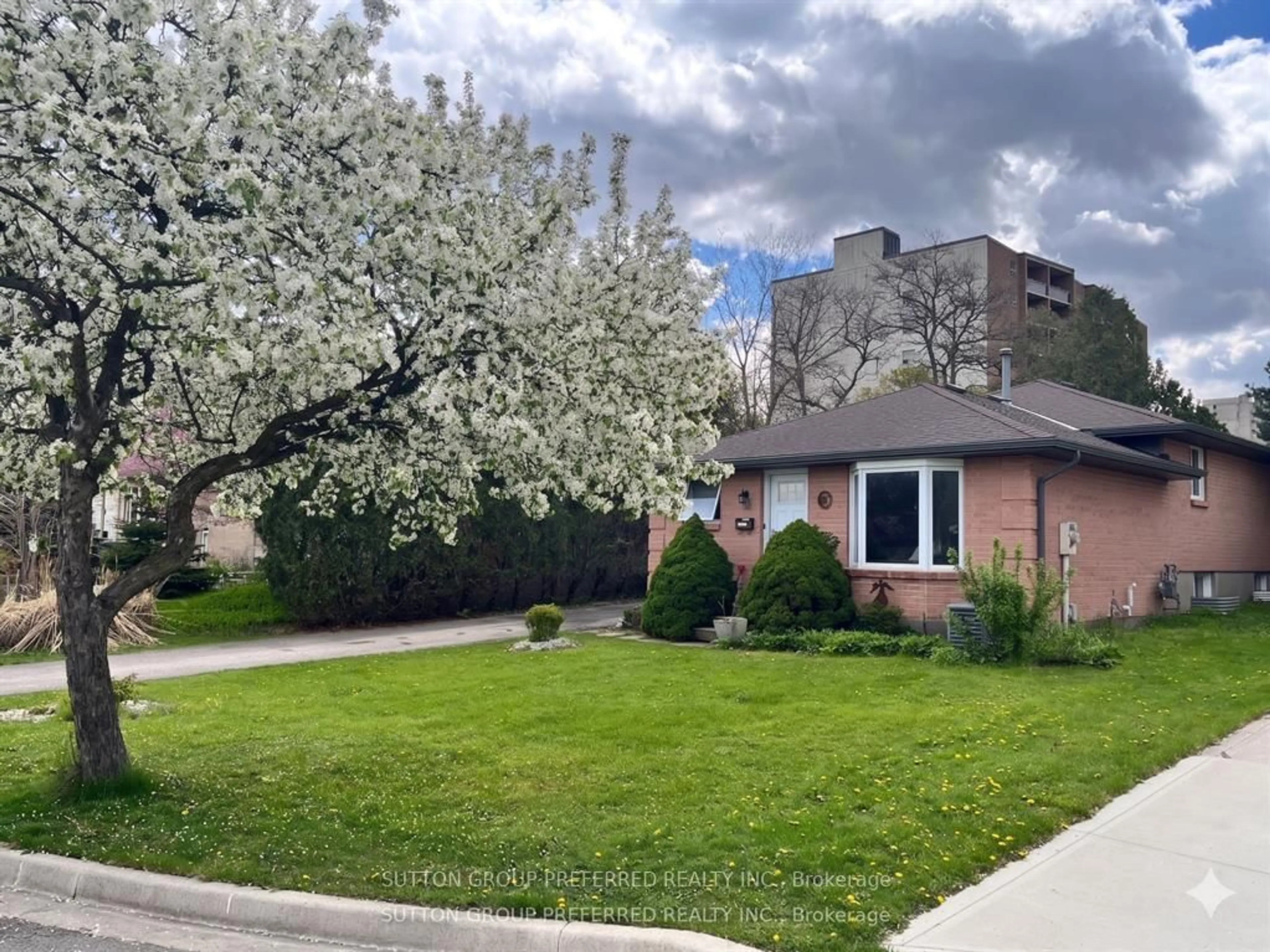 A pic from outside/outdoor area/front of a property/back of a property/a pic from drone, street for 63 Dundee Crt, London South Ontario N6C 5E4