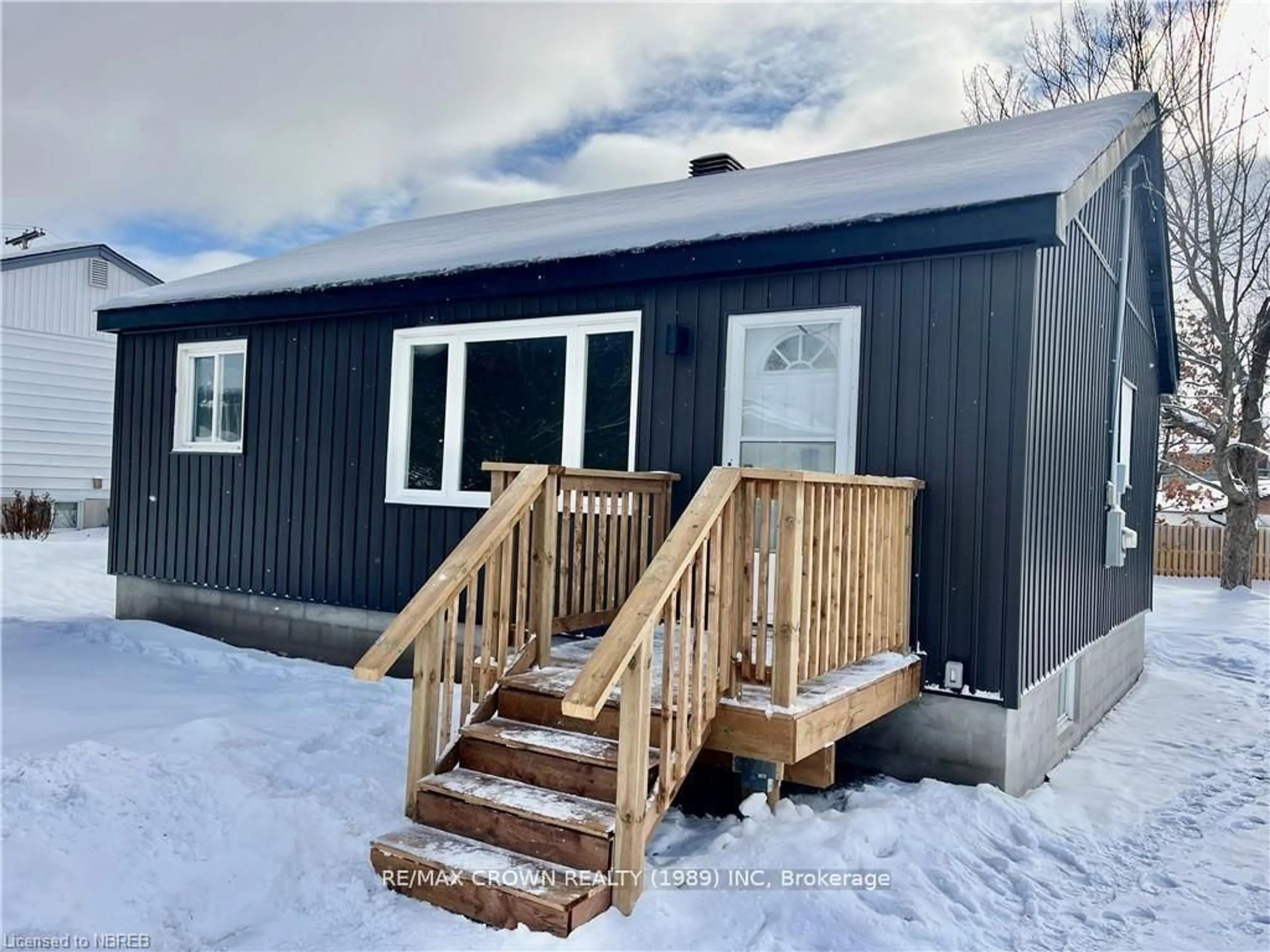 Home with vinyl exterior material, building for 479 Angus Ave, North Bay Ontario P1B 7L9