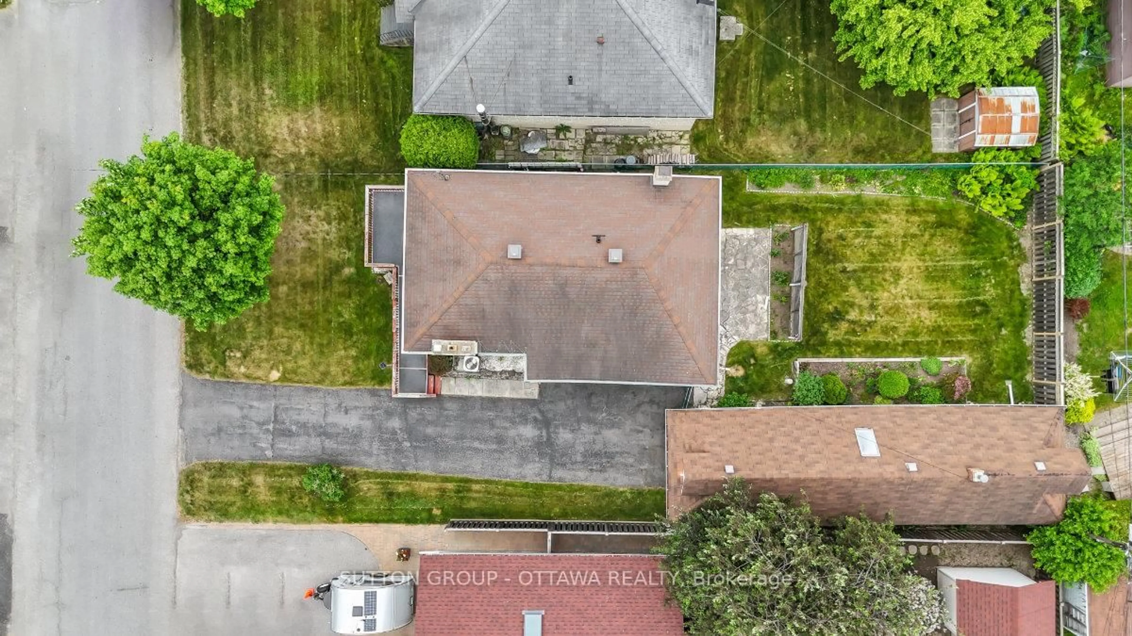 A pic from outside/outdoor area/front of a property/back of a property/a pic from drone, street for 442 Wentworth Ave, Ottawa Ontario K2B 5J8