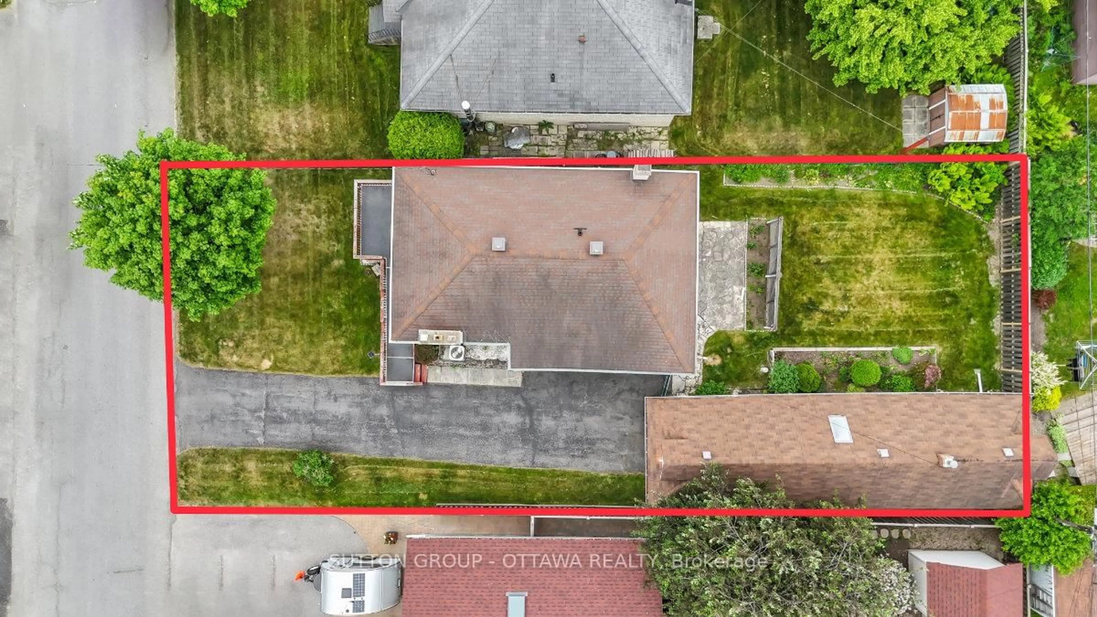 A pic from outside/outdoor area/front of a property/back of a property/a pic from drone, street for 442 Wentworth Ave, Ottawa Ontario K2B 5J8