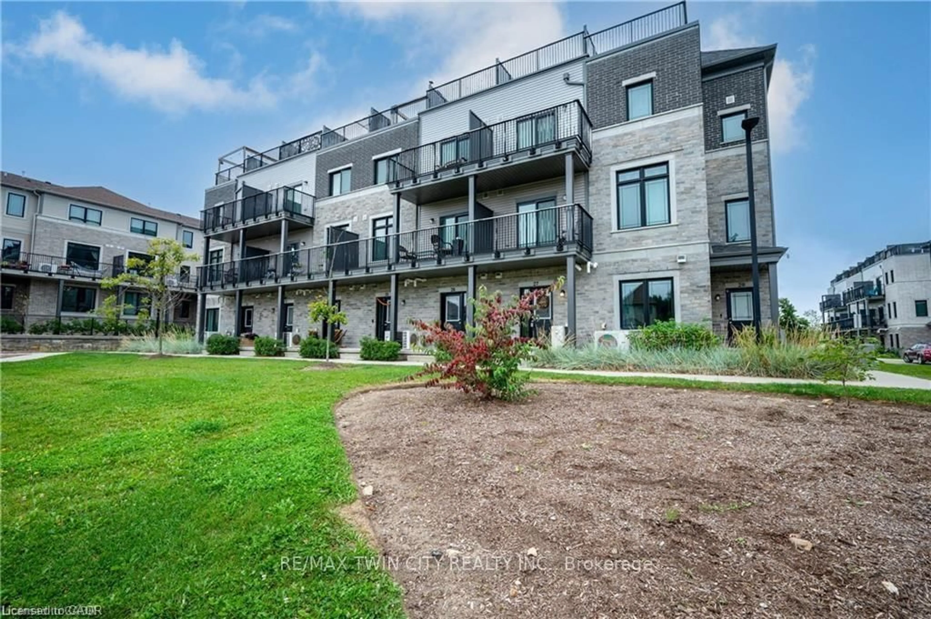 A pic from outside/outdoor area/front of a property/back of a property/a pic from drone, unknown for 107 Westra Dr #27, Guelph/Eramosa Ontario N1K 0B9