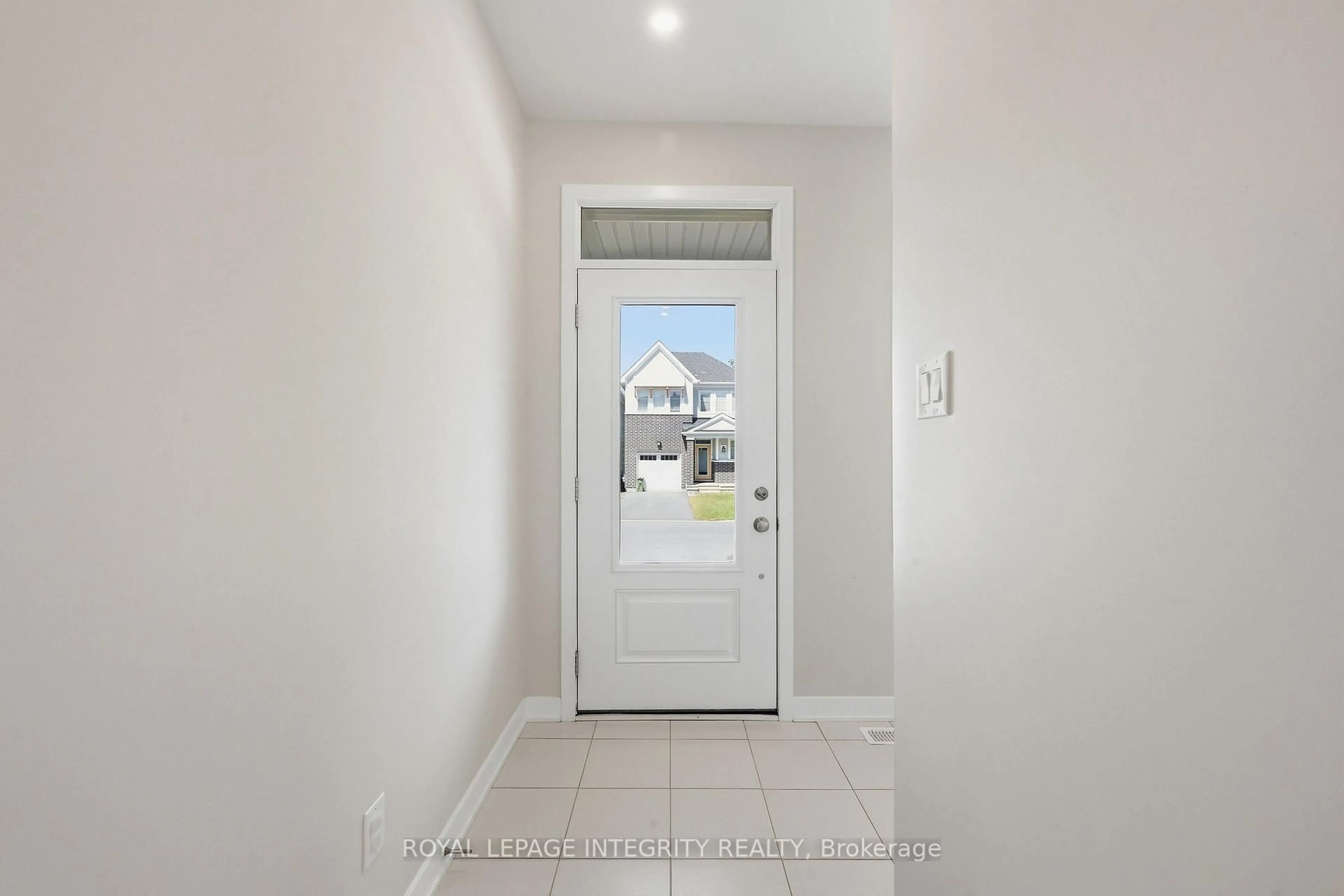 Indoor entryway for 2005 Postilion St, Richmond Ontario K0A 2Z0