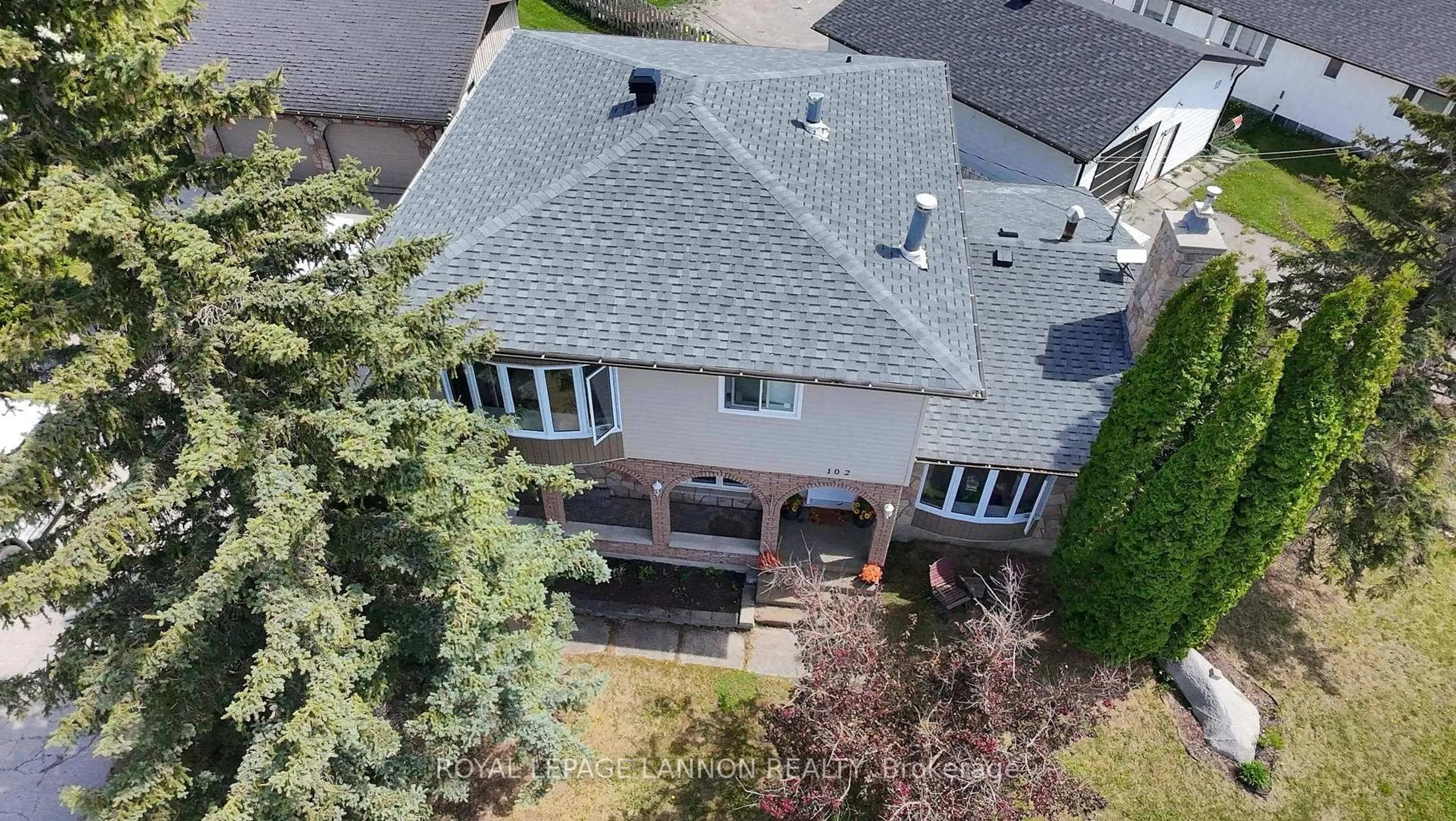 A pic from outside/outdoor area/front of a property/back of a property/a pic from drone, street for 102 Thom St, Greenstone Ontario P0T 1M0