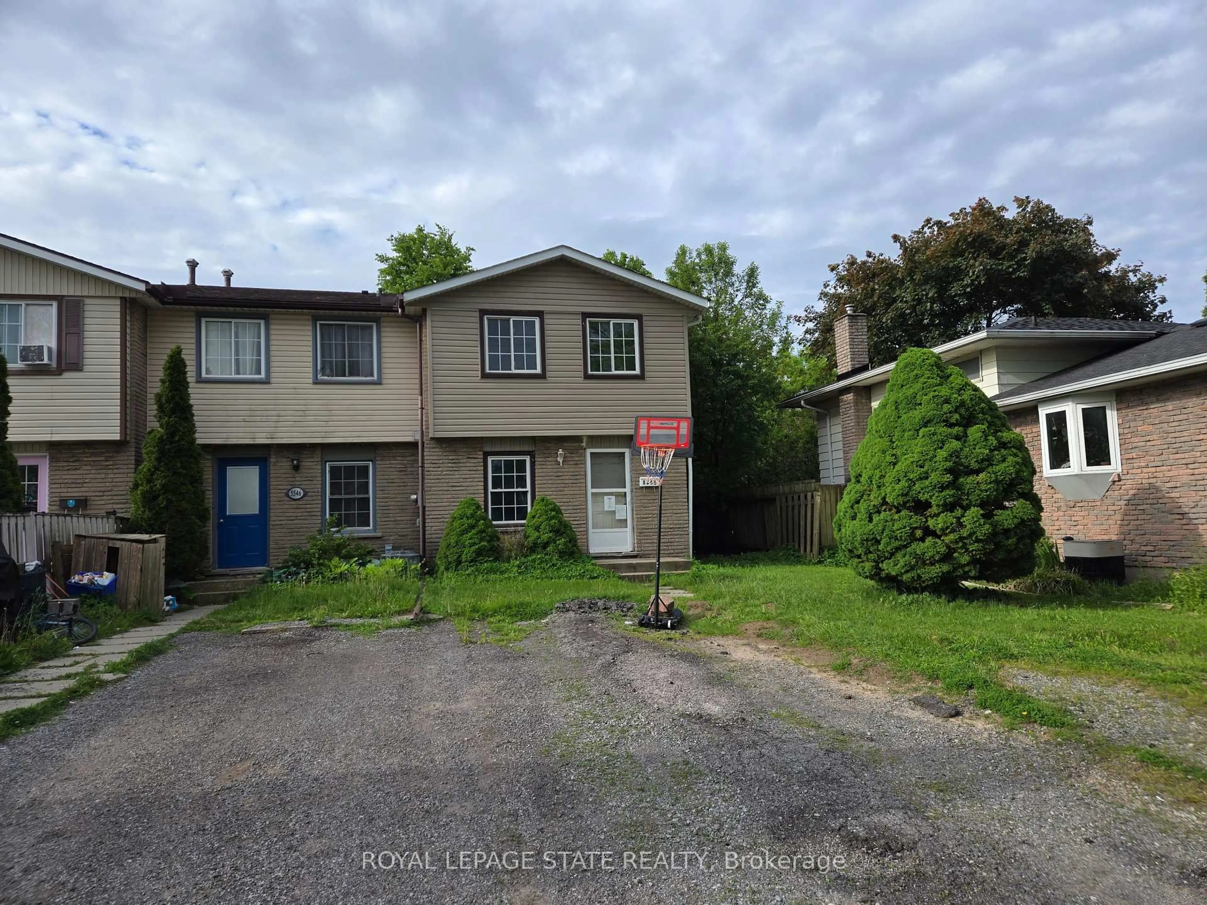 A pic from outside/outdoor area/front of a property/back of a property/a pic from drone, street for 5548 Church's Lane, Niagara Falls Ontario L2J 3J2