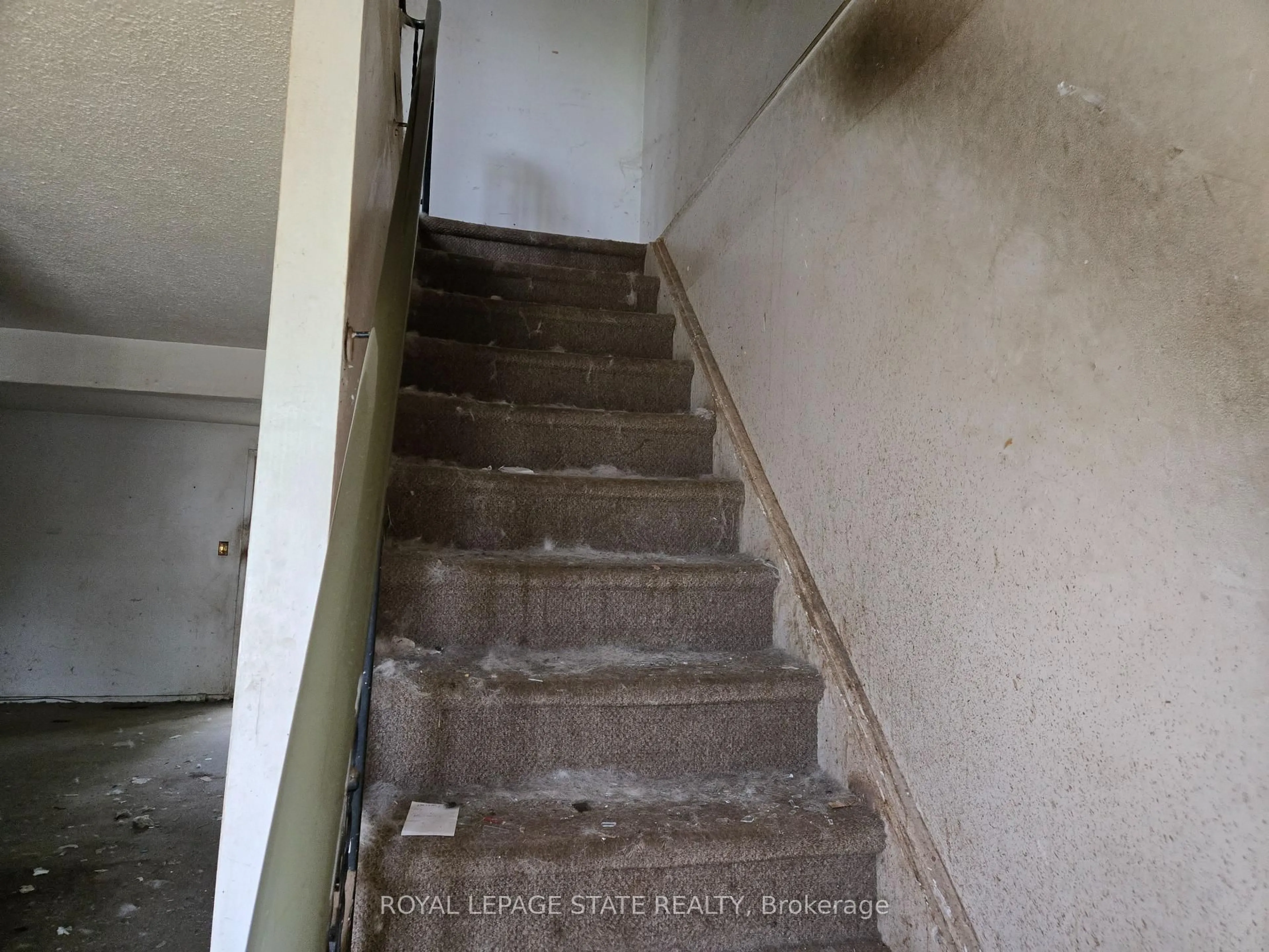 Stairs for 5548 Church's Lane, Niagara Falls Ontario L2J 3J2
