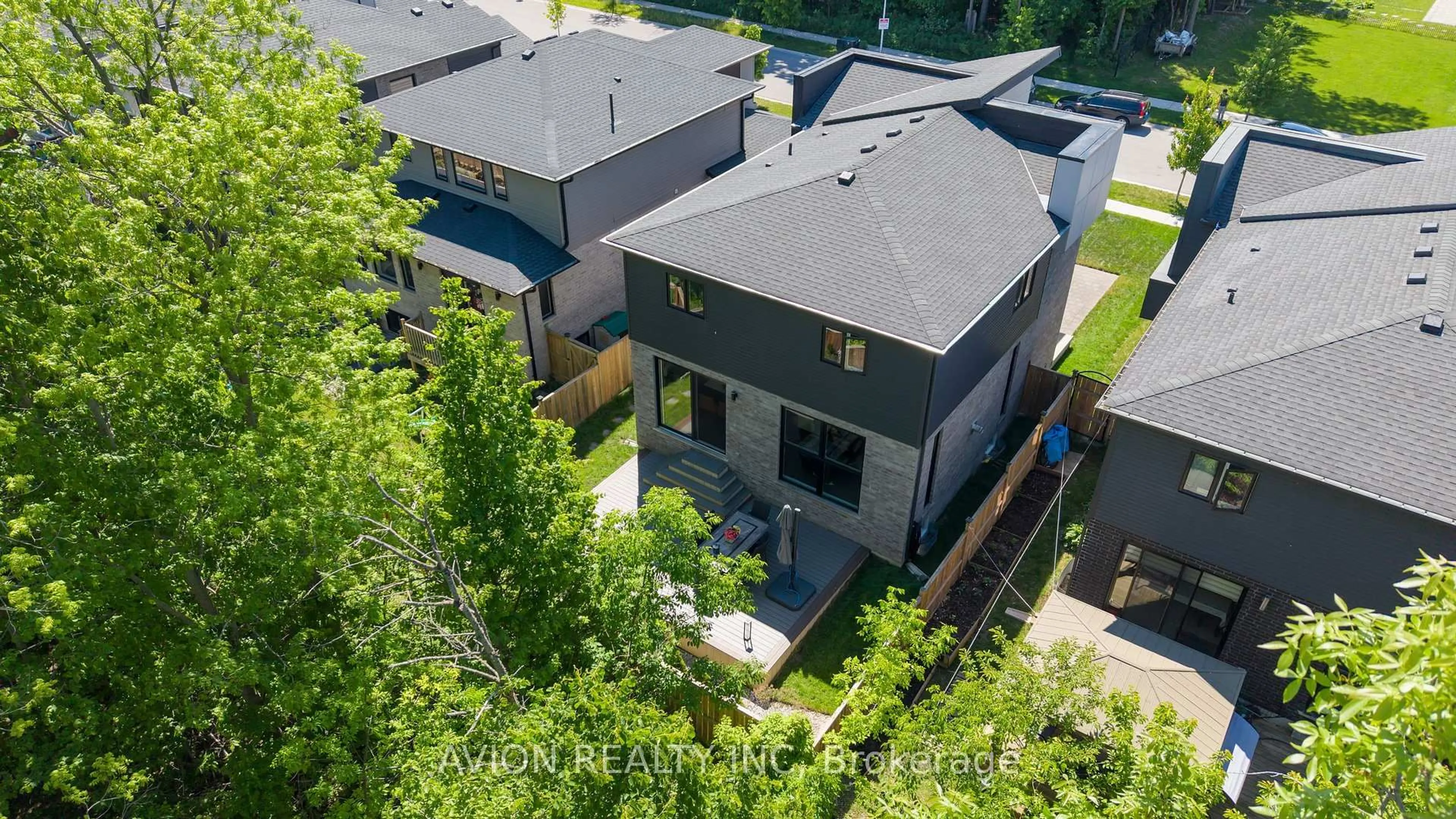 A pic from outside/outdoor area/front of a property/back of a property/a pic from drone, street for 364 Sophia Cres, London North Ontario N6G 0T4
