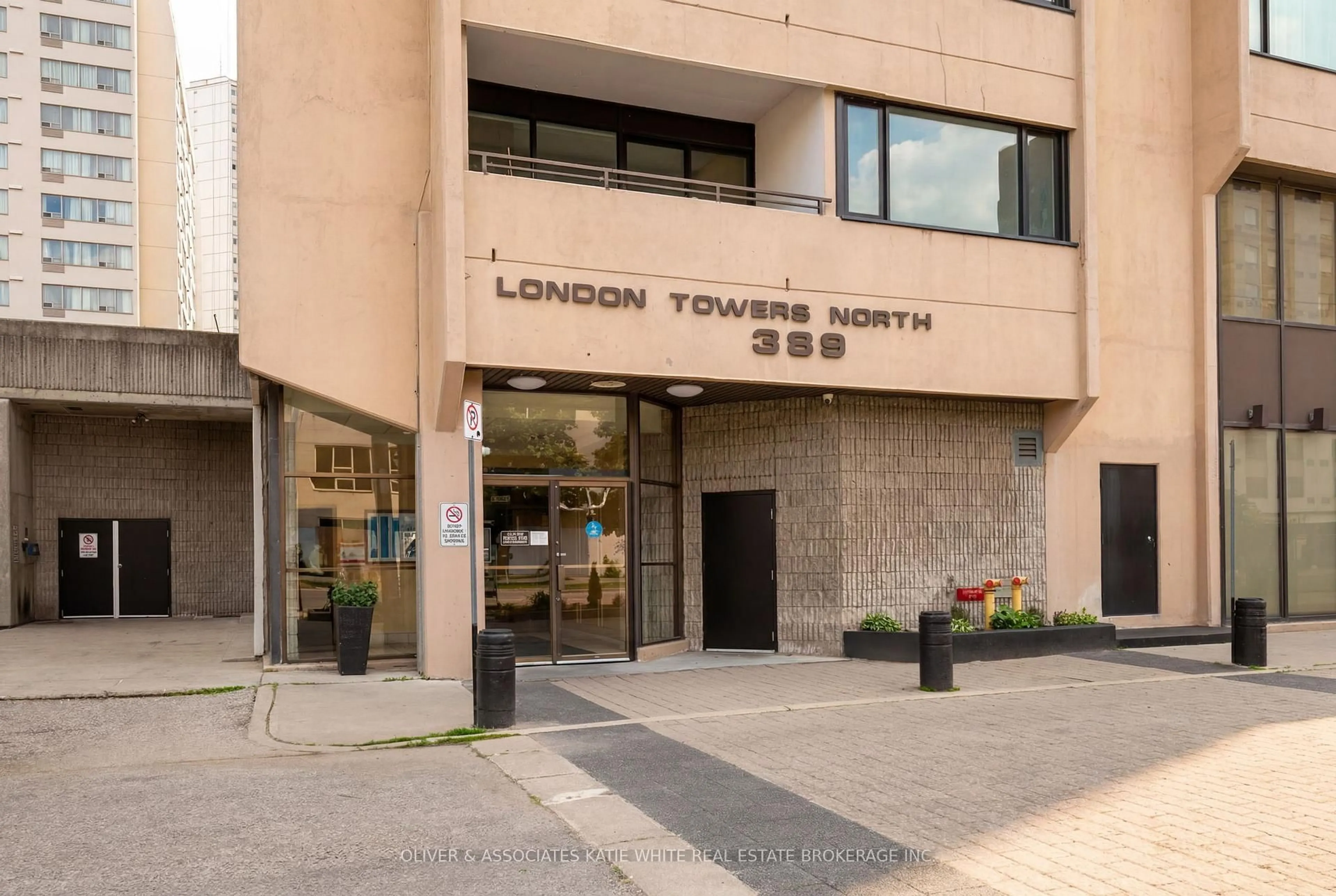 Indoor foyer for 389 Dundas St #1901, London East Ontario N6B 3L5