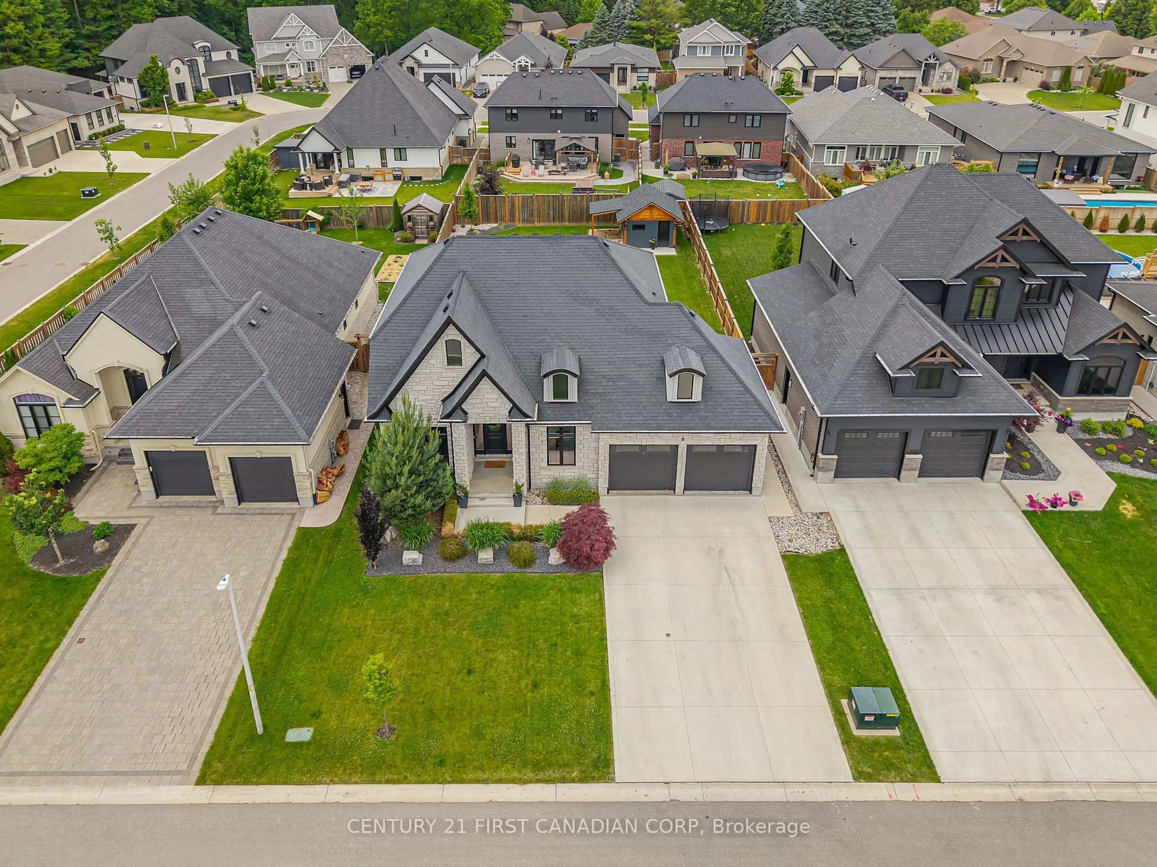 A pic from outside/outdoor area/front of a property/back of a property/a pic from drone, street for 8 Oscar Davis Crt, Strathroy-Caradoc Ontario N7G 0G3