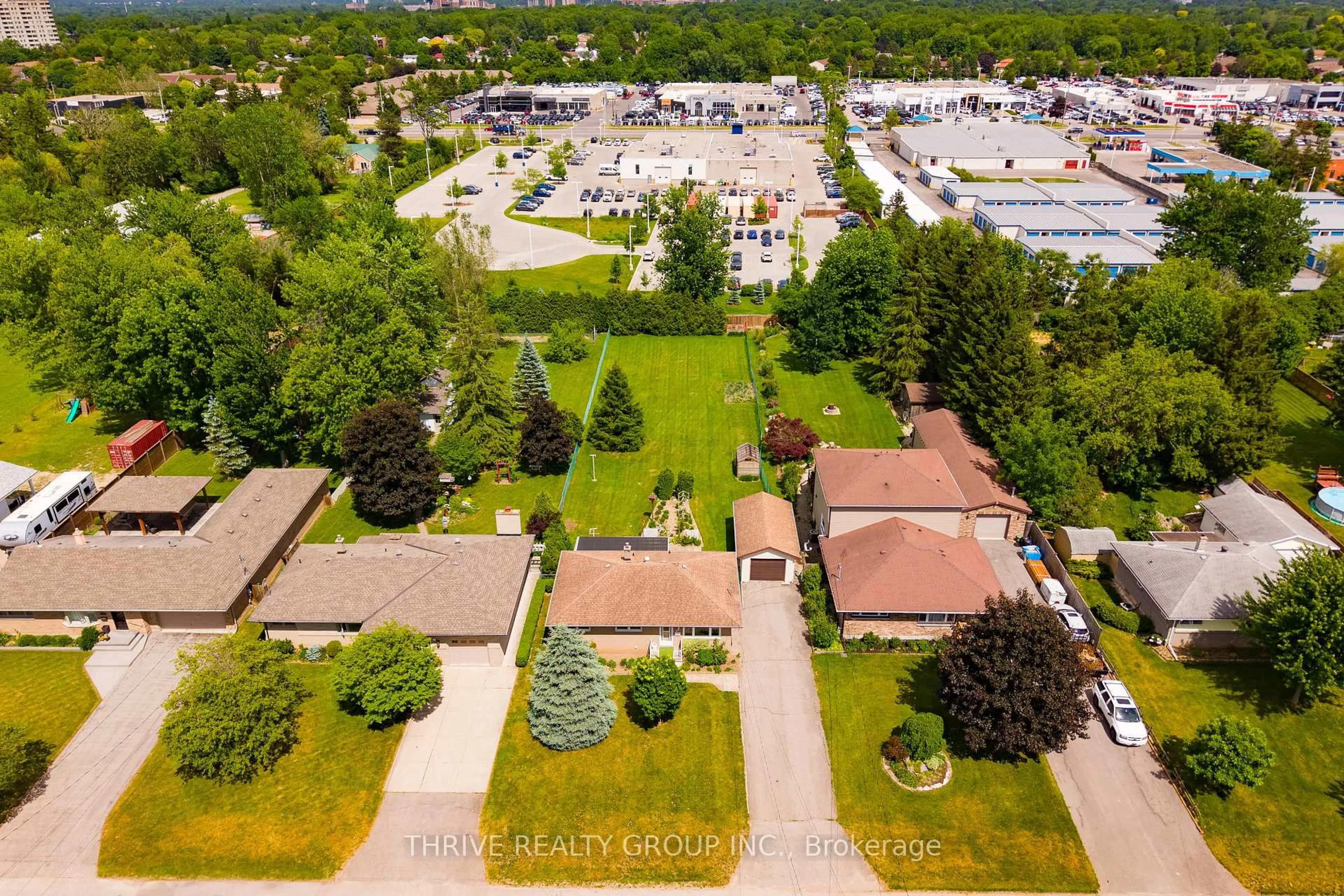 A pic from outside/outdoor area/front of a property/back of a property/a pic from drone, street for 660 Gordon Ave, London South Ontario N6J 2W2