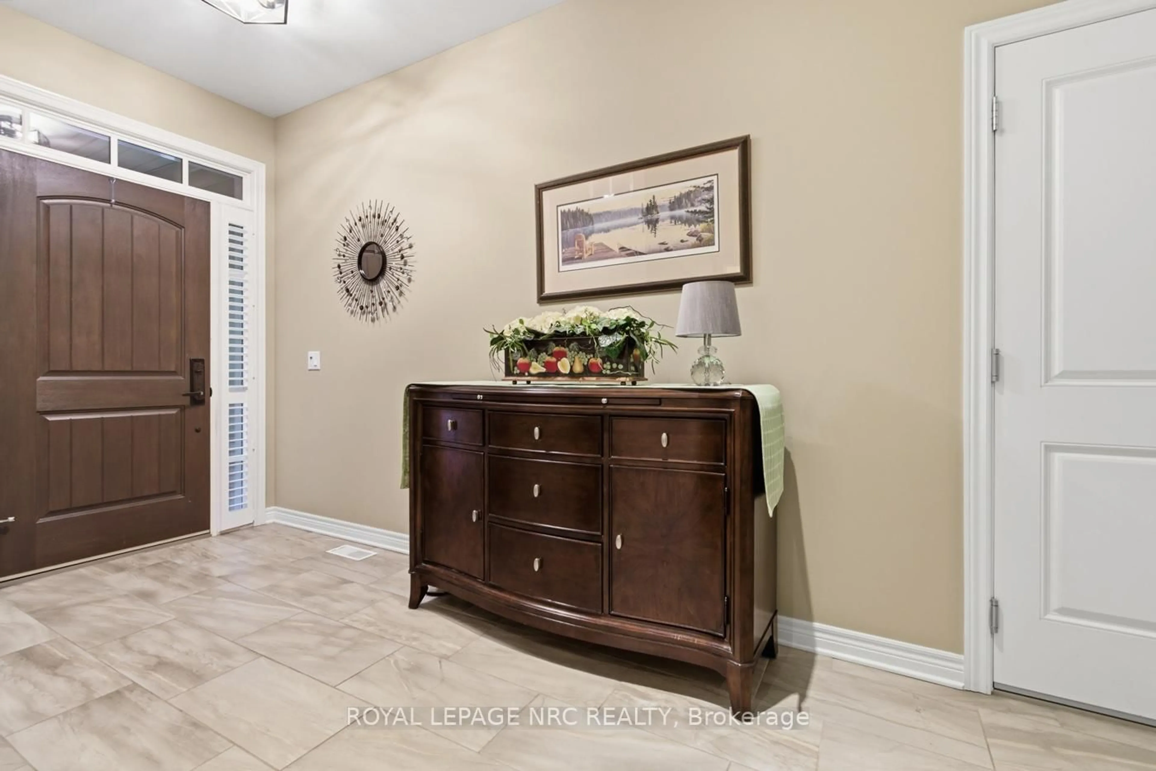 Indoor entryway for 118 Coyle Crt, Welland Ontario L3C 0E2