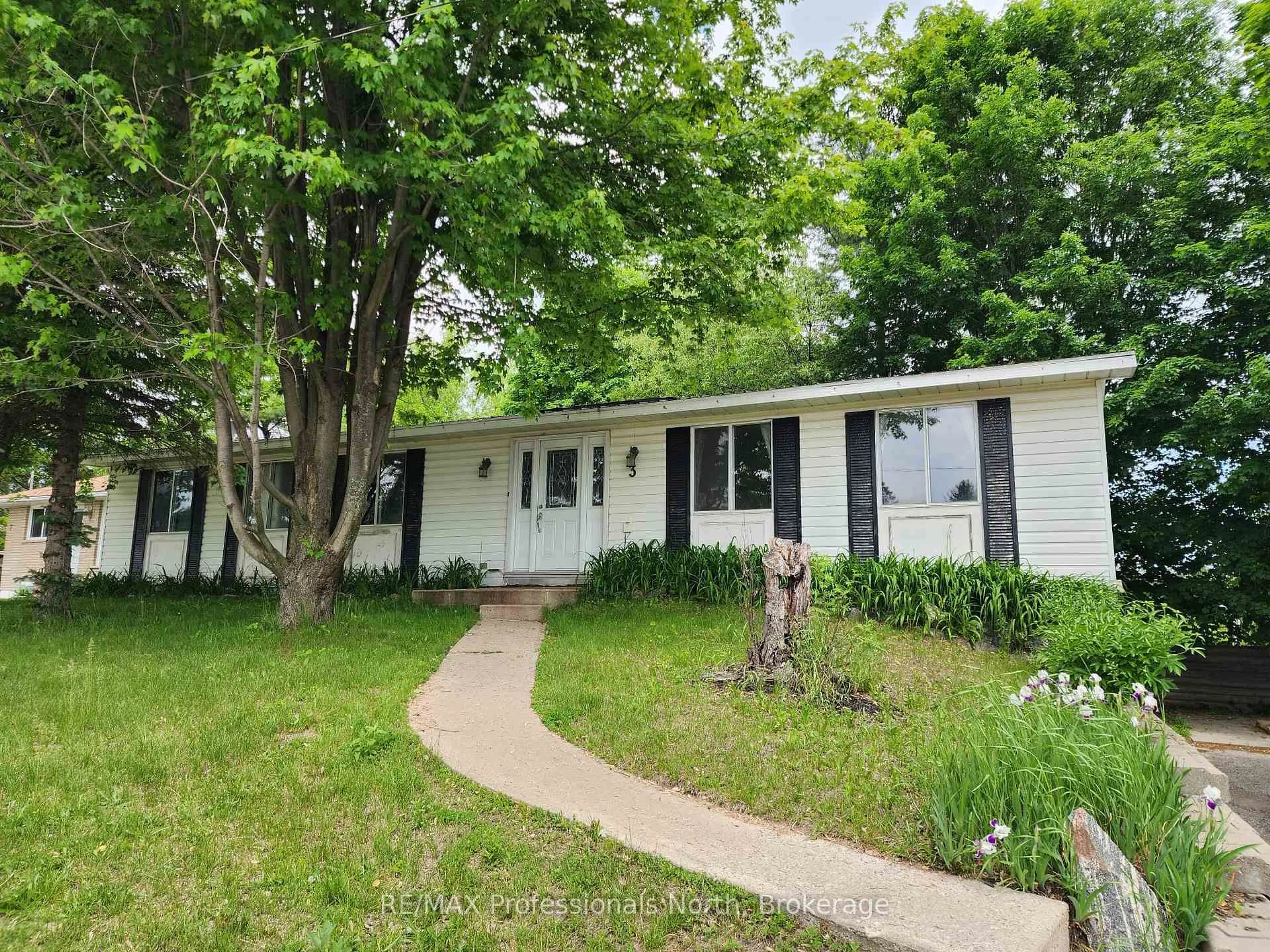Home with vinyl exterior material, street for 3 Wellington St, Bracebridge Ontario P1L 1E8