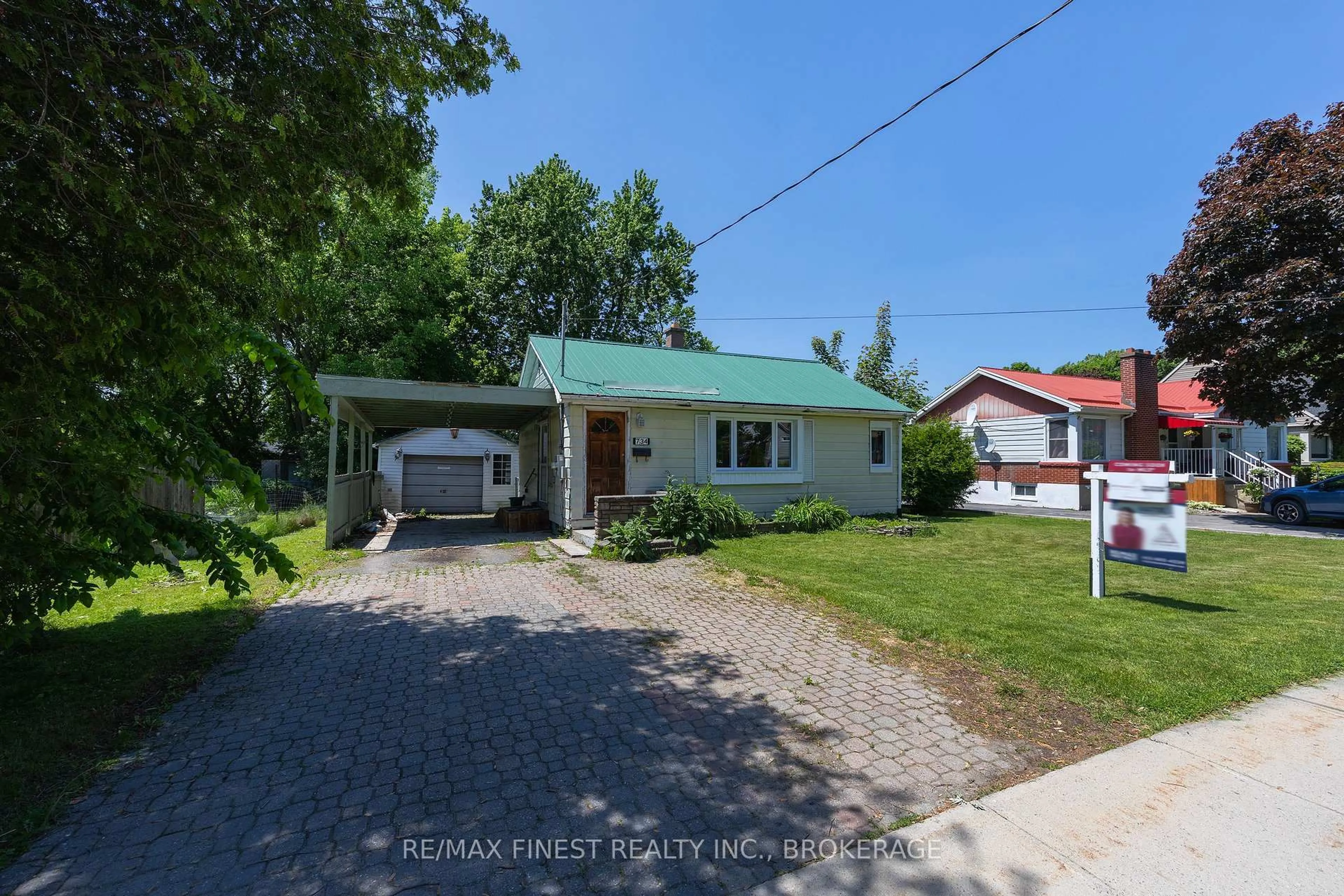 A pic from outside/outdoor area/front of a property/back of a property/a pic from drone, street for 734 Portsmouth Ave, Kingston Ontario K7M 1W5