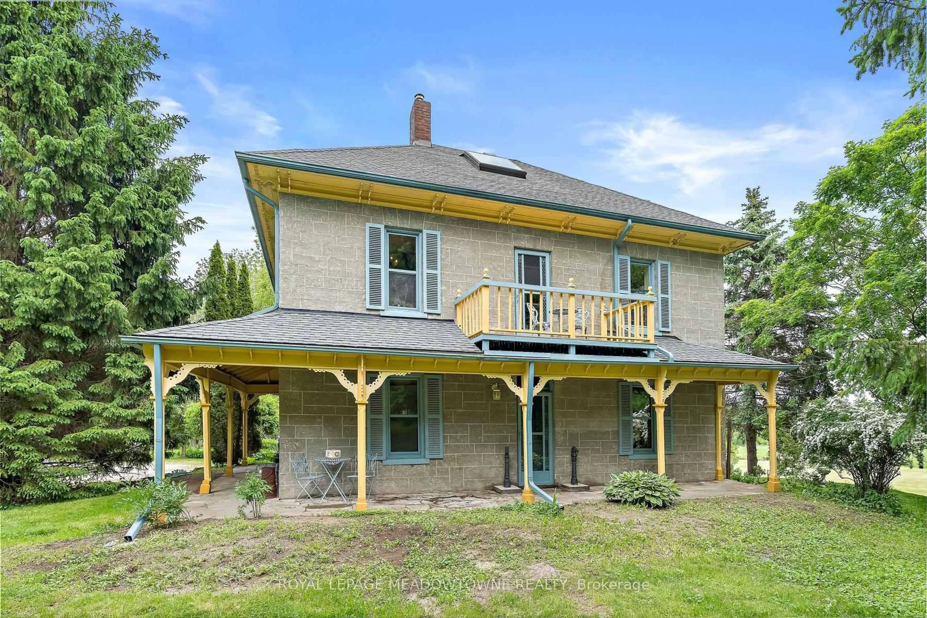 A pic from outside/outdoor area/front of a property/back of a property/a pic from drone, building for 954399 7TH LINE EHS, Mono Ontario L9W 6G1