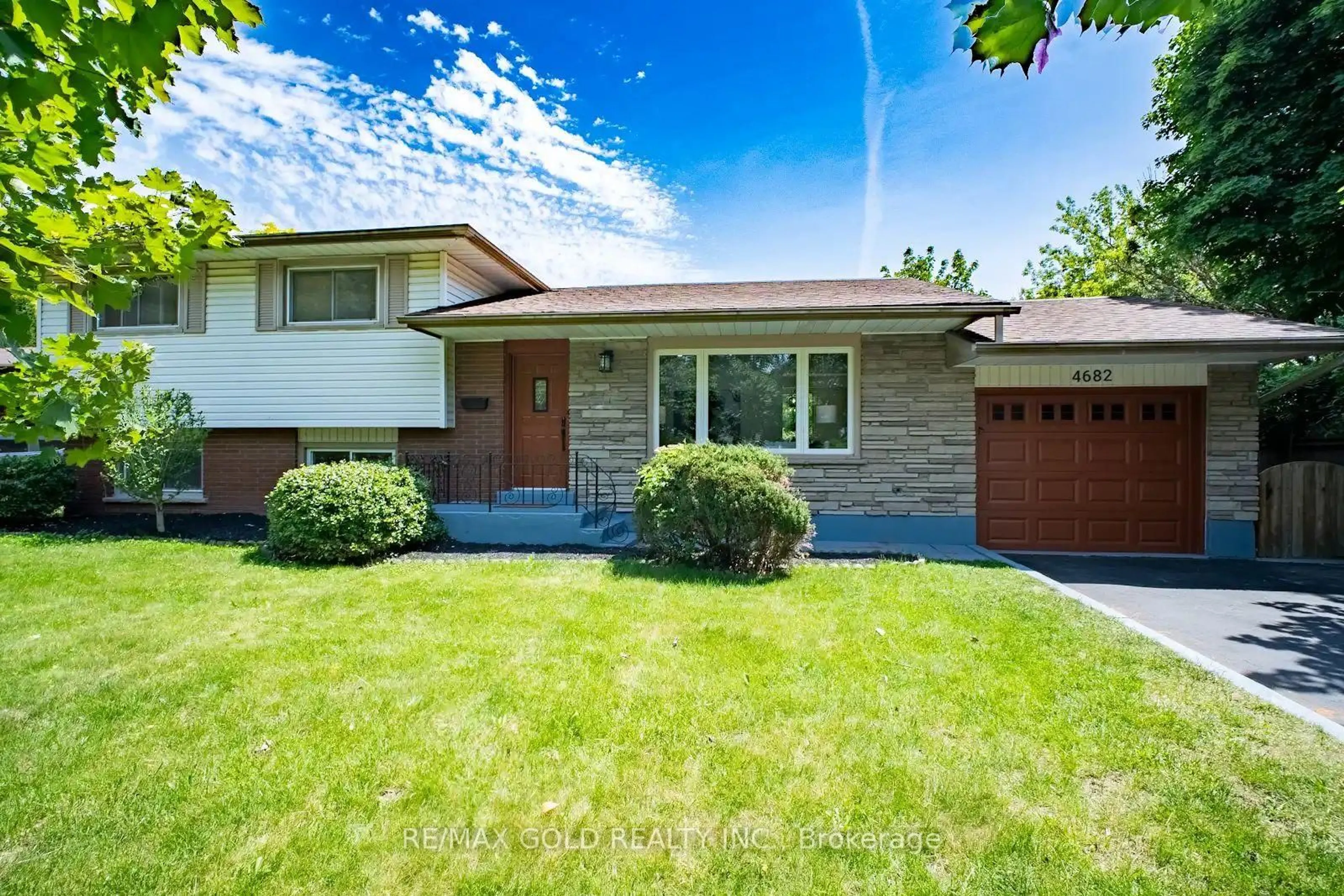Home with brick exterior material, street for 4682 Pinedale Dr, Niagara Falls Ontario L2E 6M8