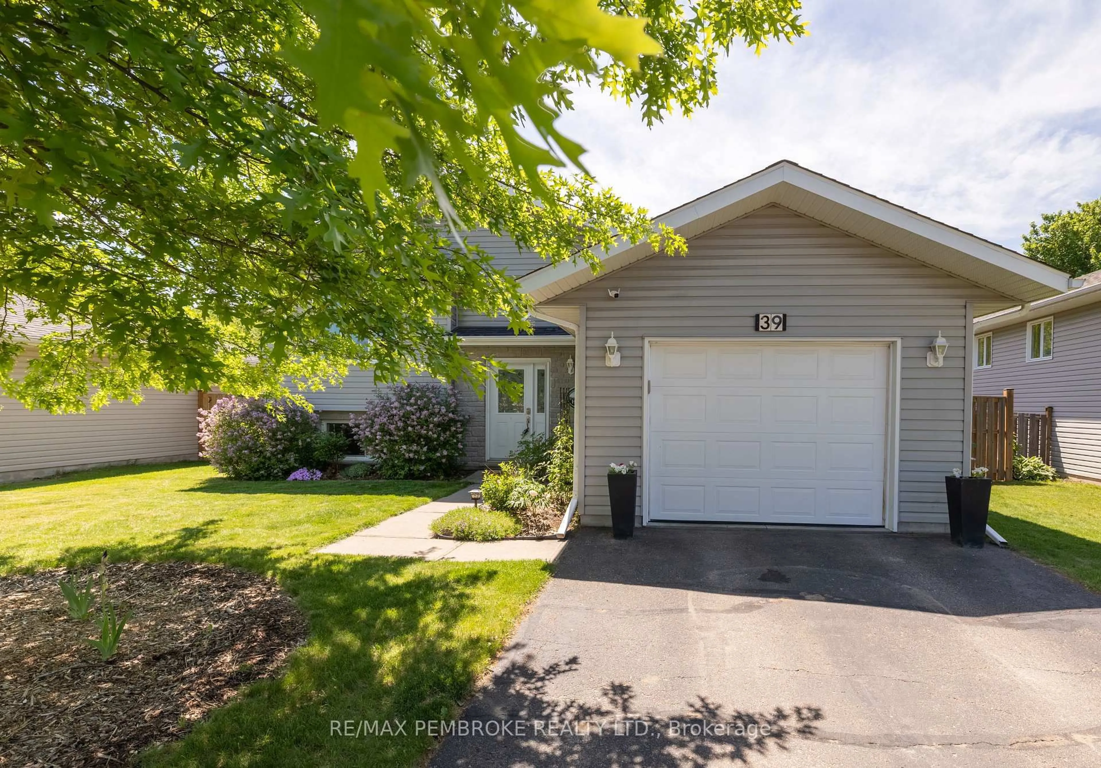 Home with vinyl exterior material, street for 39 Oak Ave, Petawawa Ontario K8H 0B5
