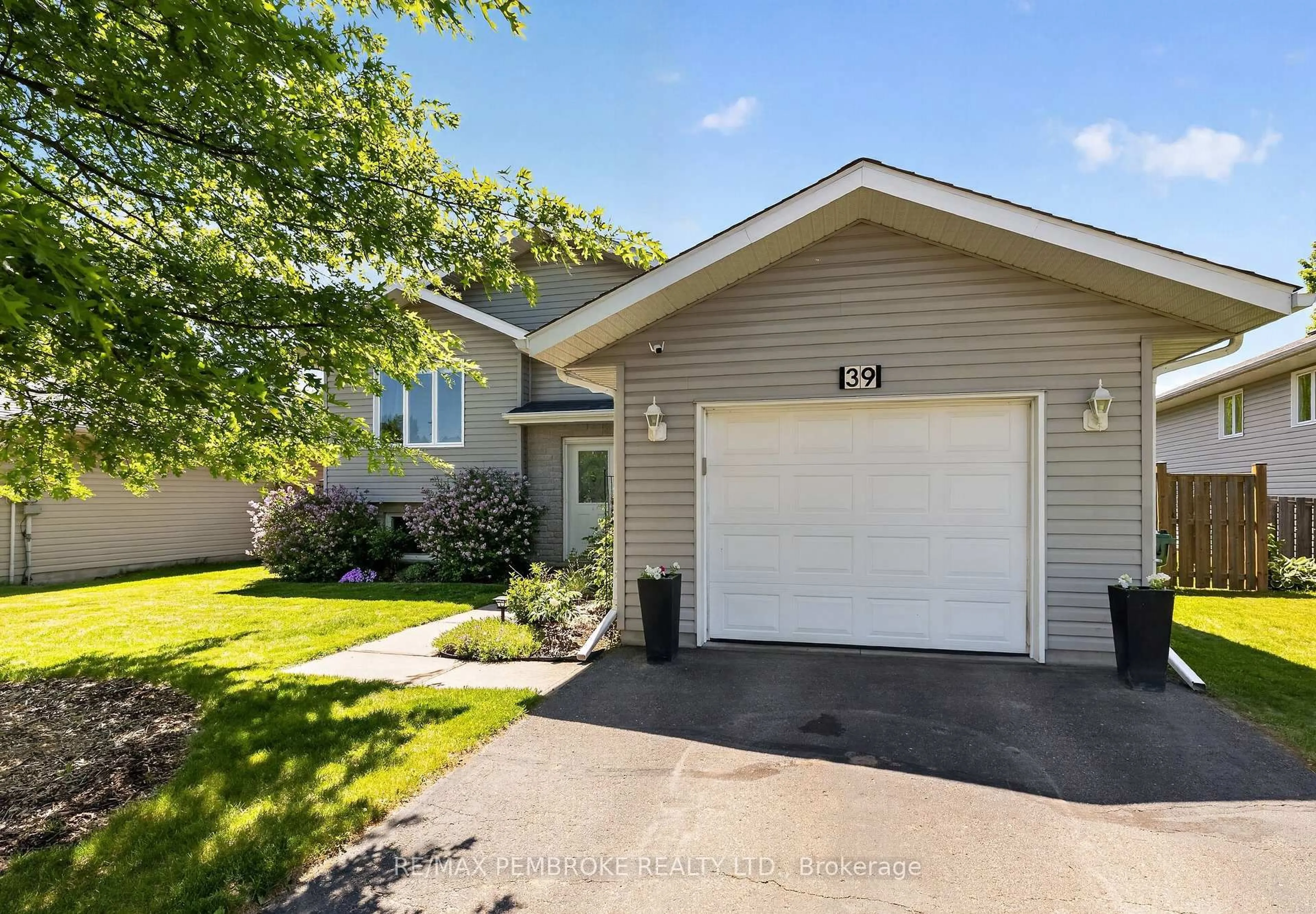 Home with vinyl exterior material, street for 39 Oak Ave, Petawawa Ontario K8H 0B5
