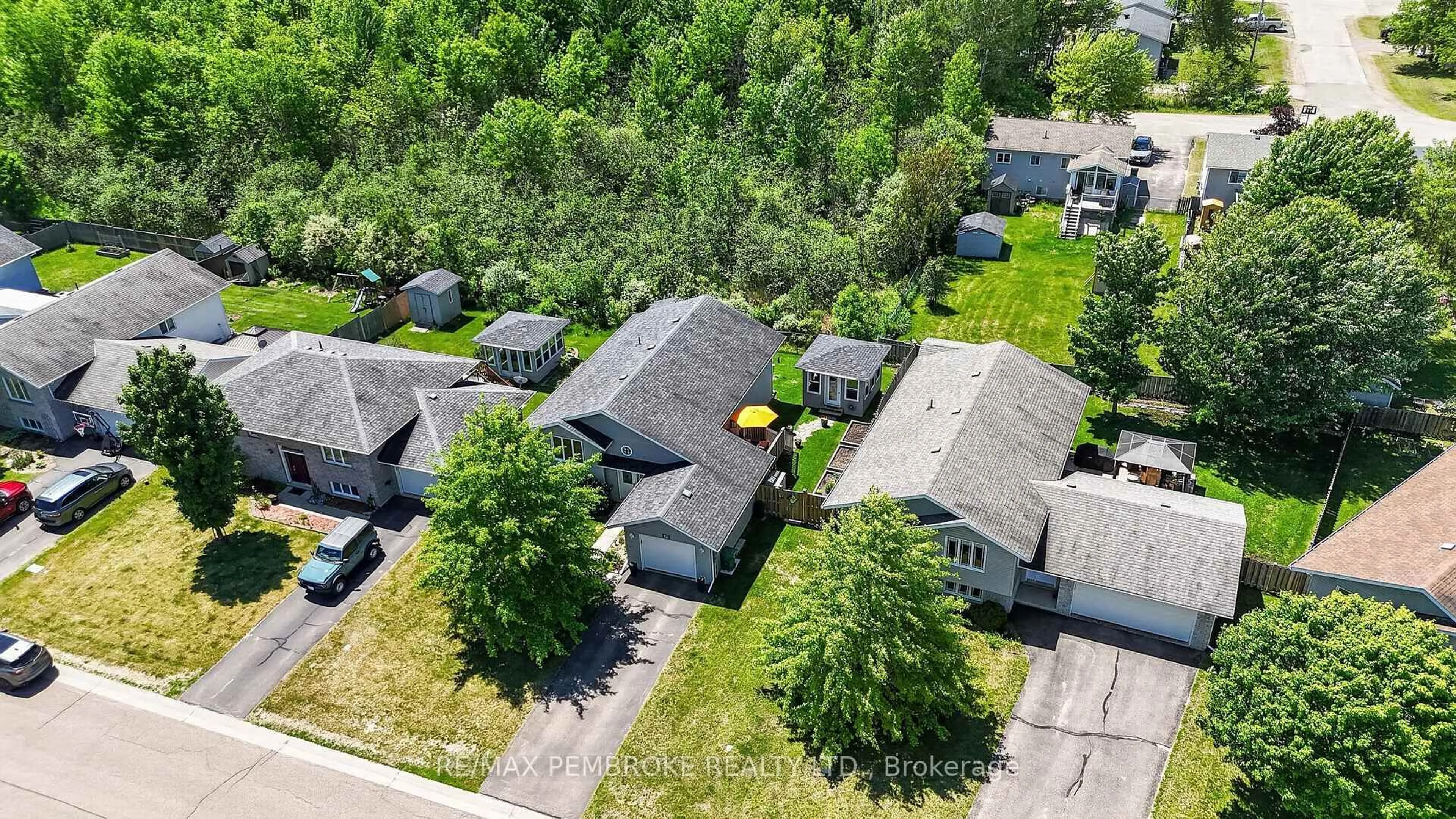 A pic from outside/outdoor area/front of a property/back of a property/a pic from drone, street for 39 Oak Ave, Petawawa Ontario K8H 0B5