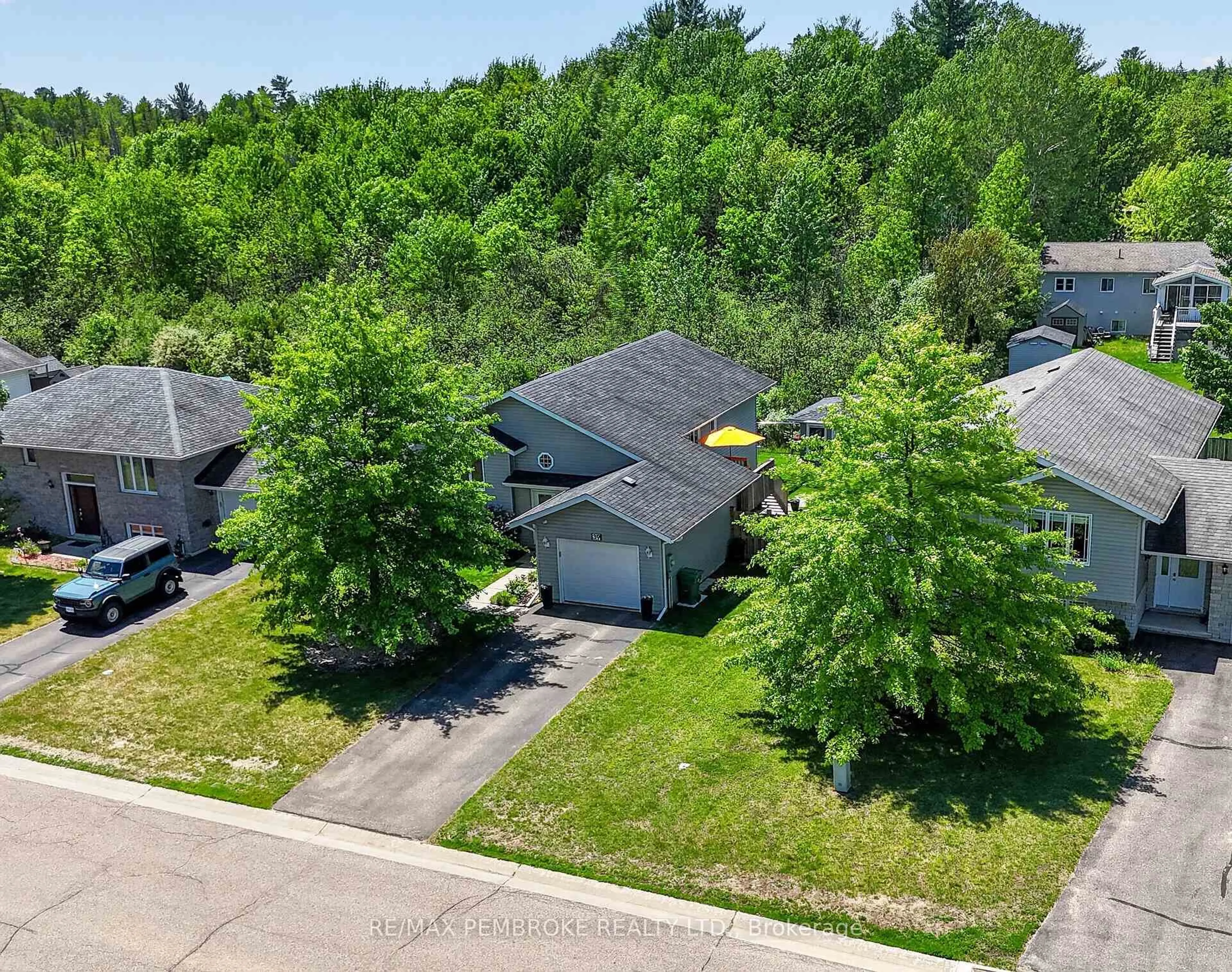 A pic from outside/outdoor area/front of a property/back of a property/a pic from drone, street for 39 Oak Ave, Petawawa Ontario K8H 0B5