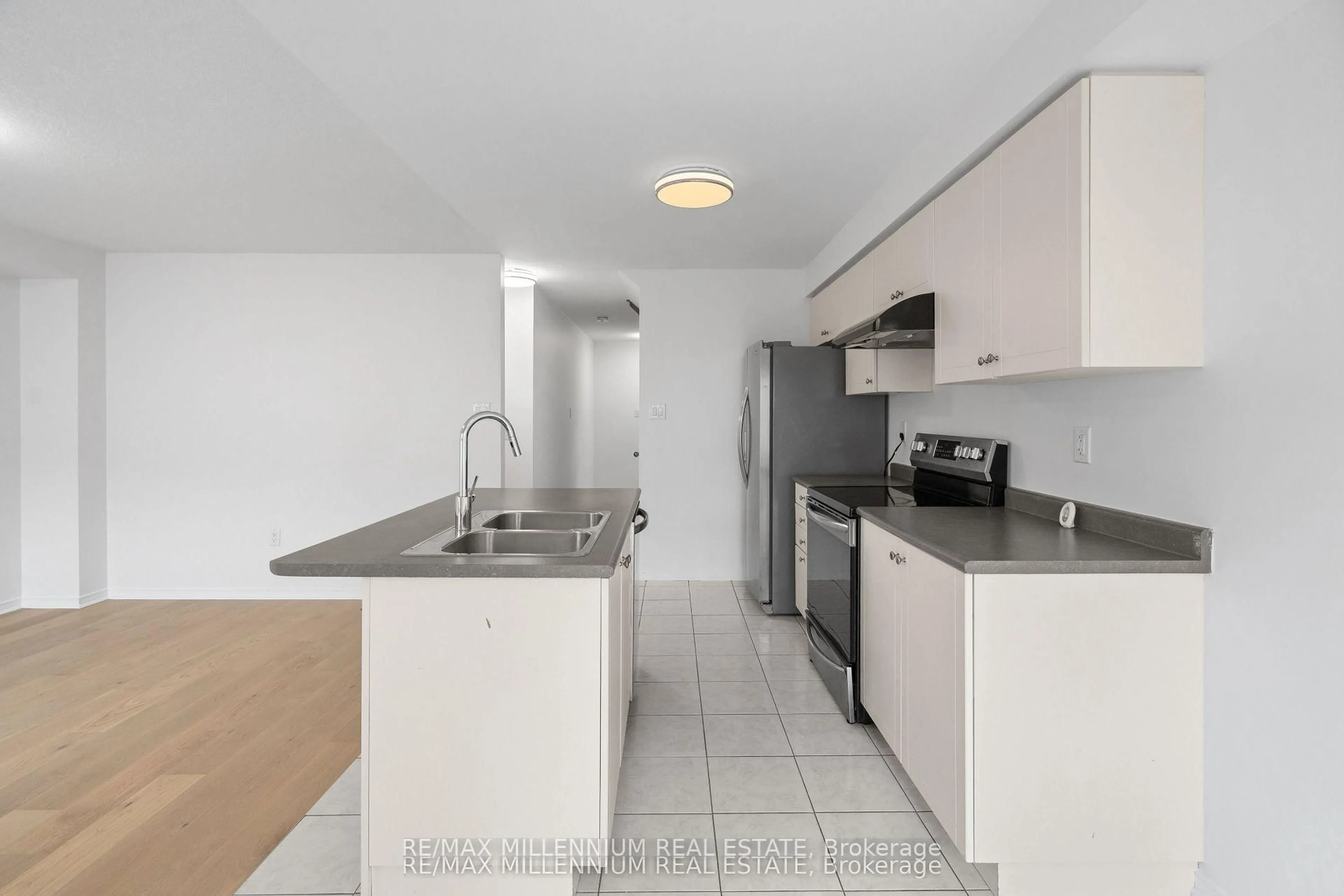 Standard kitchen, unknown for 29 Cole Cres, Brantford Ontario N3T 0P4