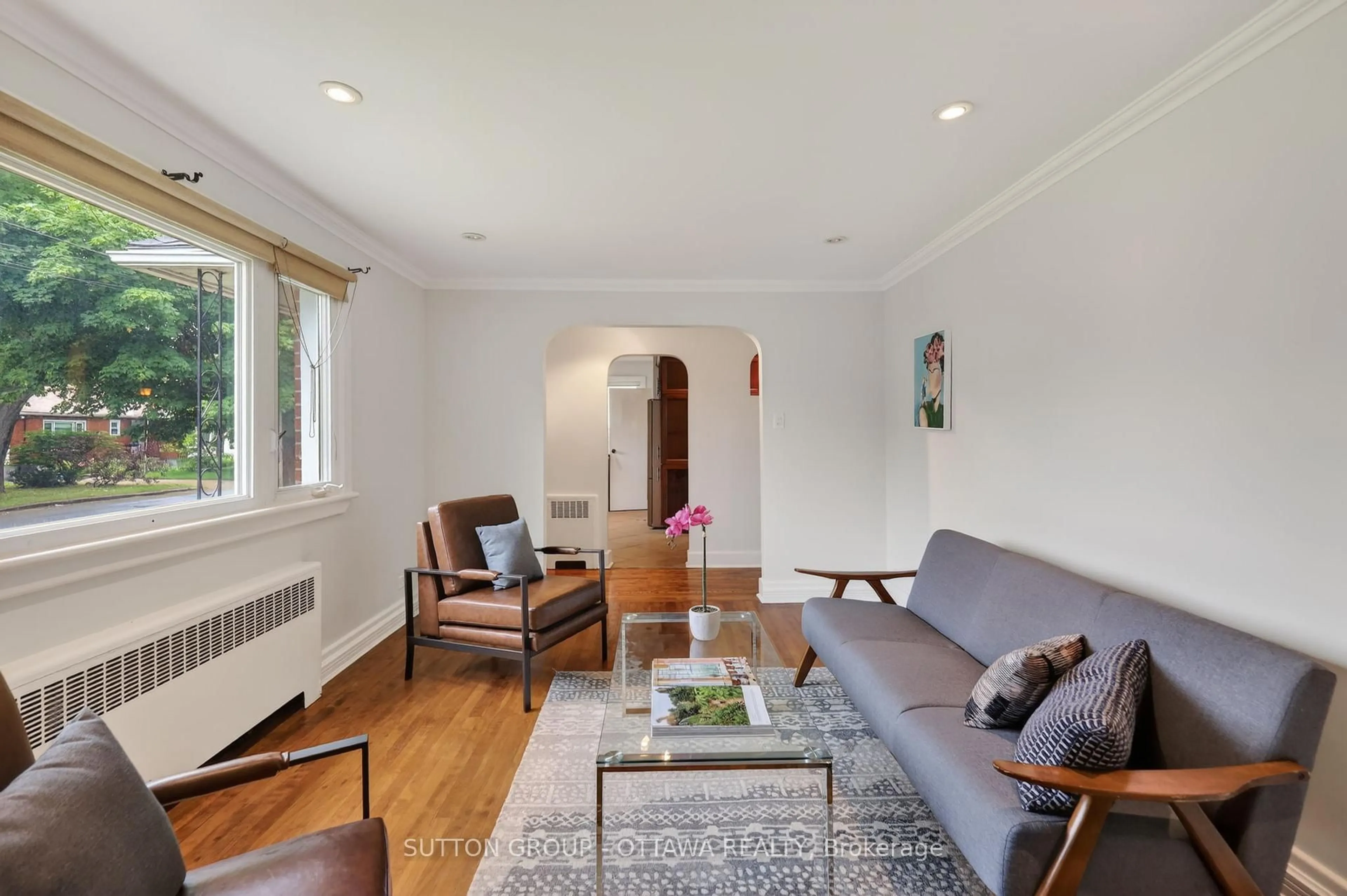 Living room with furniture, wood/laminate floor for 93 ONTARIO St, Ottawa Ontario K1K 1K8