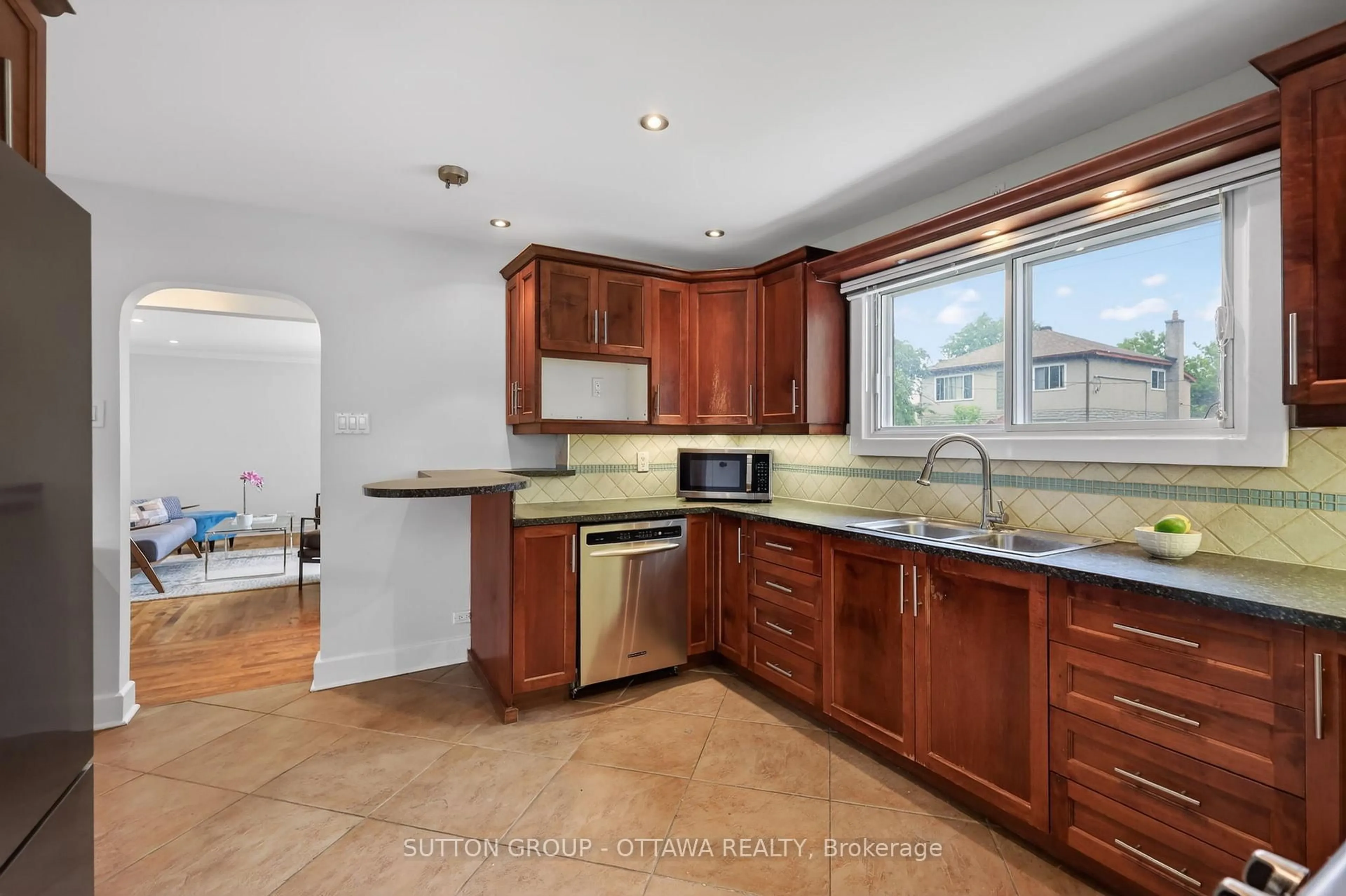 Standard kitchen, ceramic/tile floor for 93 ONTARIO St, Ottawa Ontario K1K 1K8