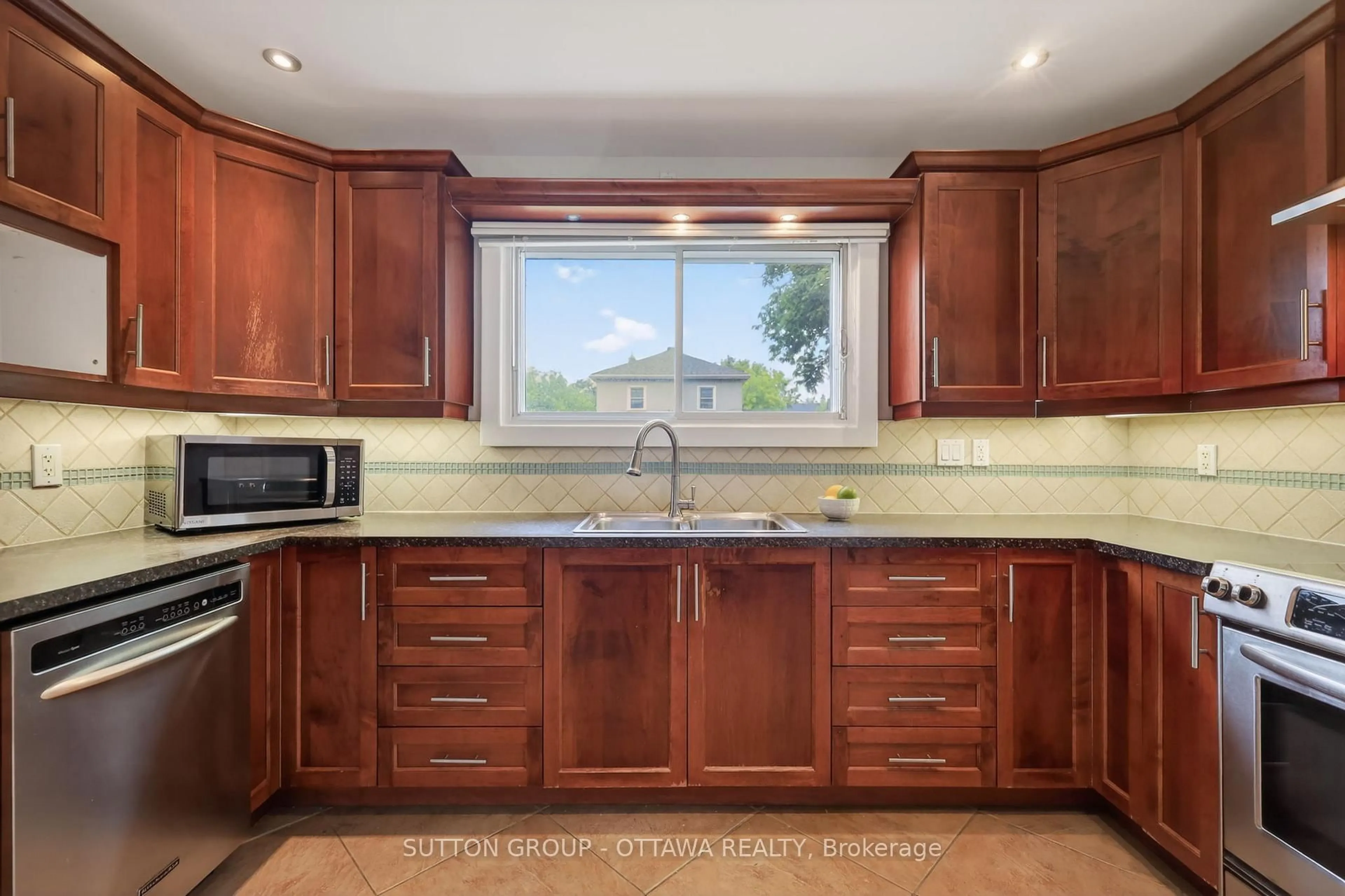 Standard kitchen, ceramic/tile floor for 93 ONTARIO St, Ottawa Ontario K1K 1K8