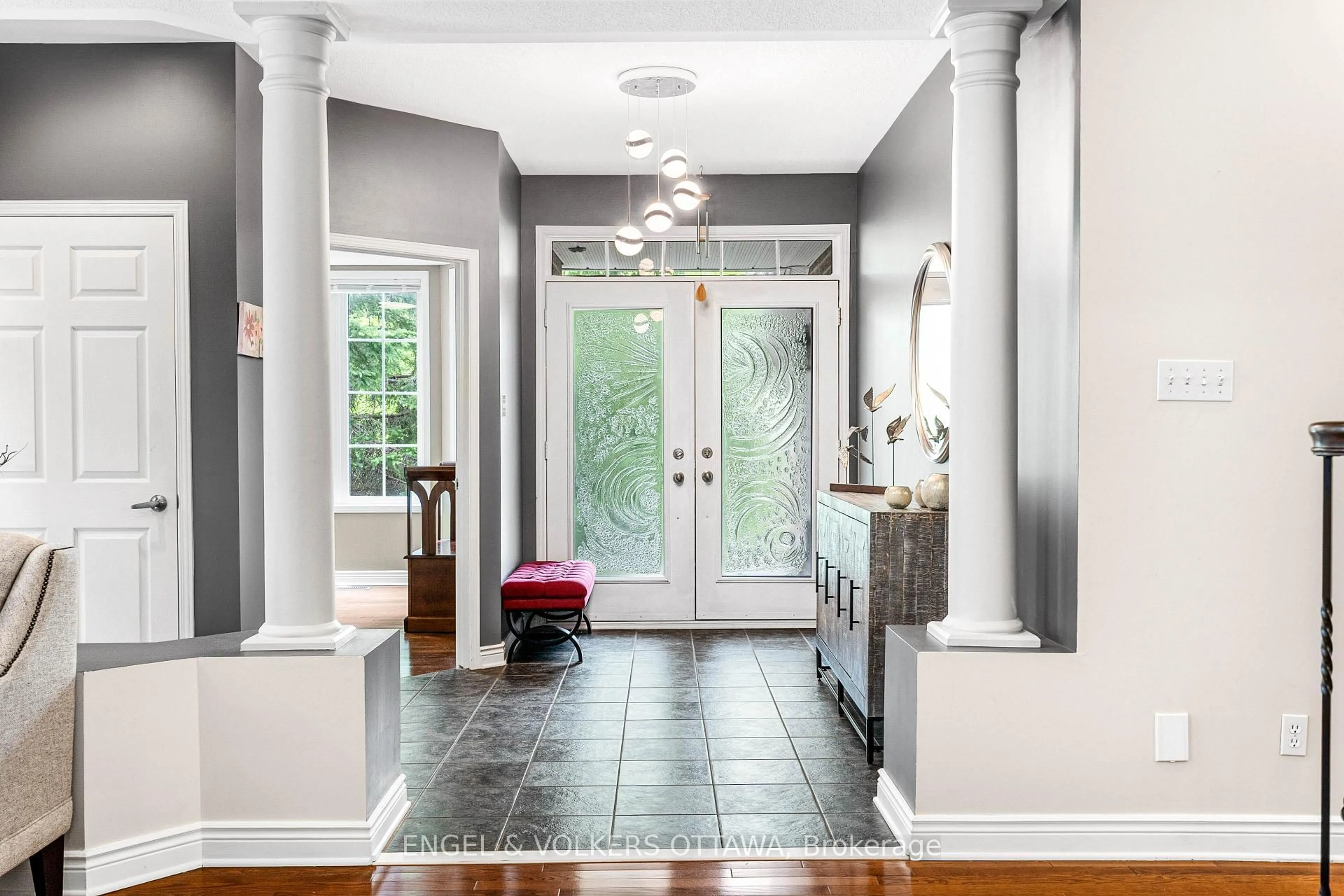 Indoor entryway for 8 Glenrill Pl, Ottawa Ontario K2M 2T6