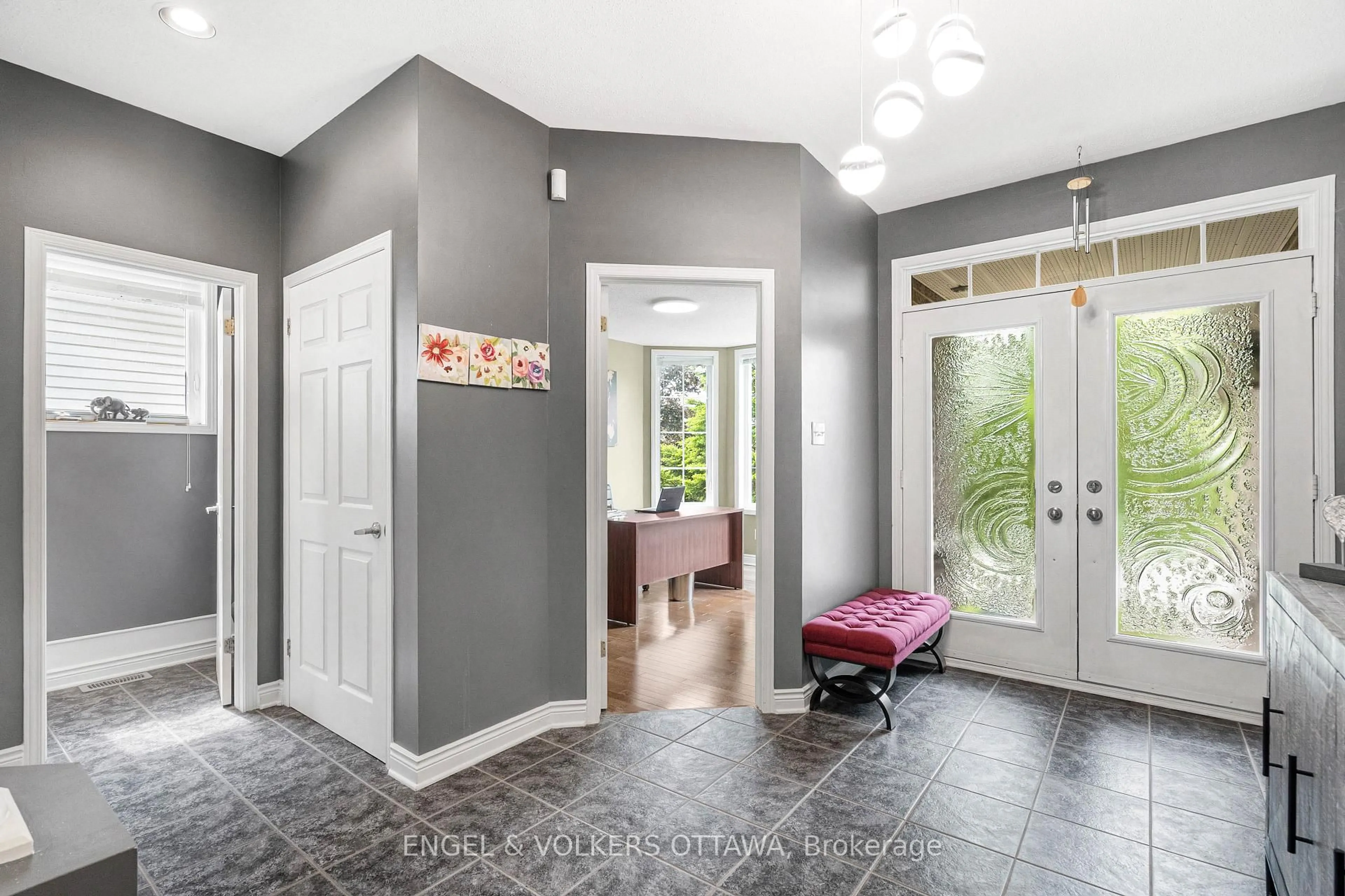 Indoor entryway for 8 Glenrill Pl, Ottawa Ontario K2M 2T6