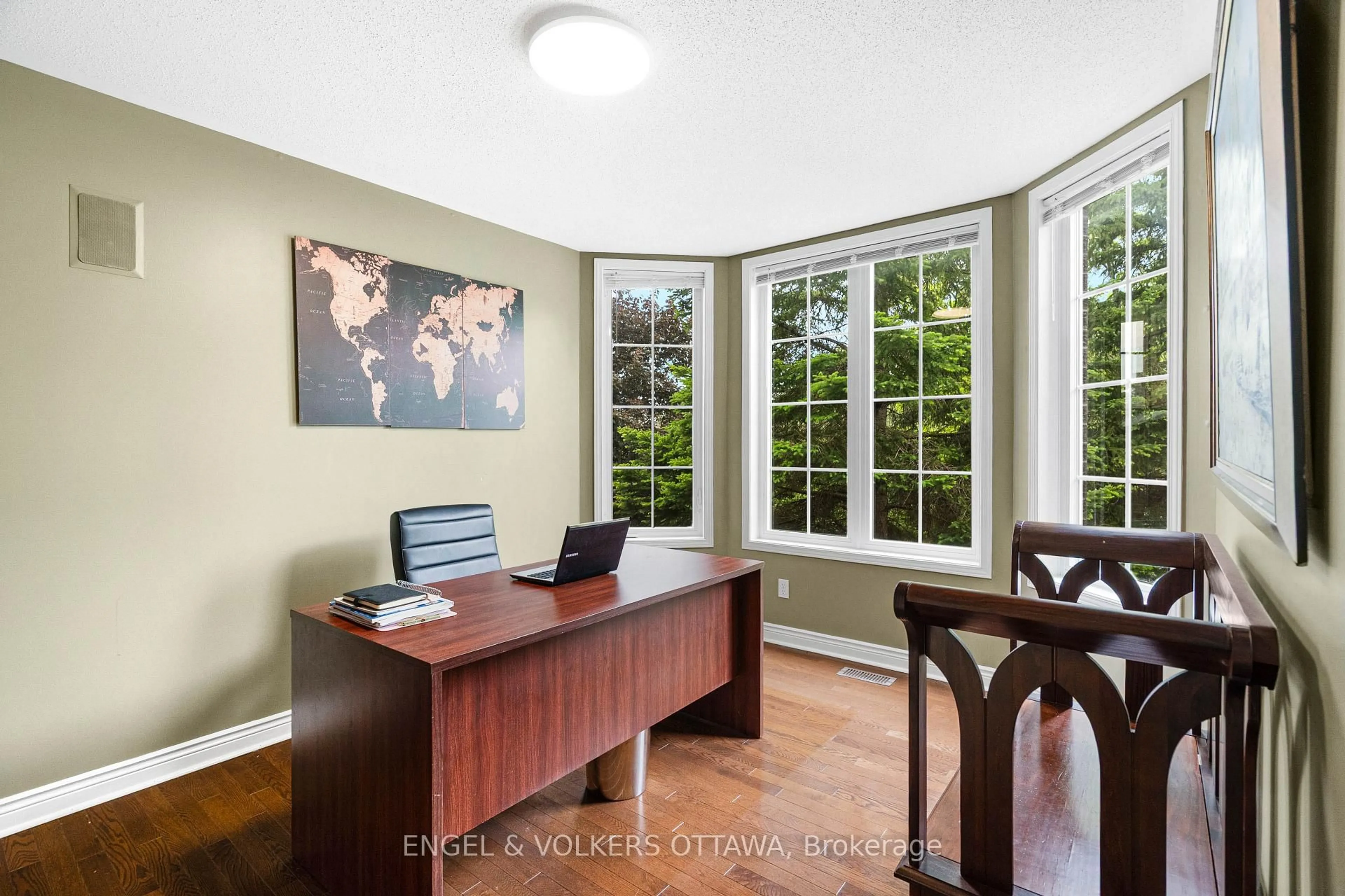 A pic of a room for 8 Glenrill Pl, Ottawa Ontario K2M 2T6